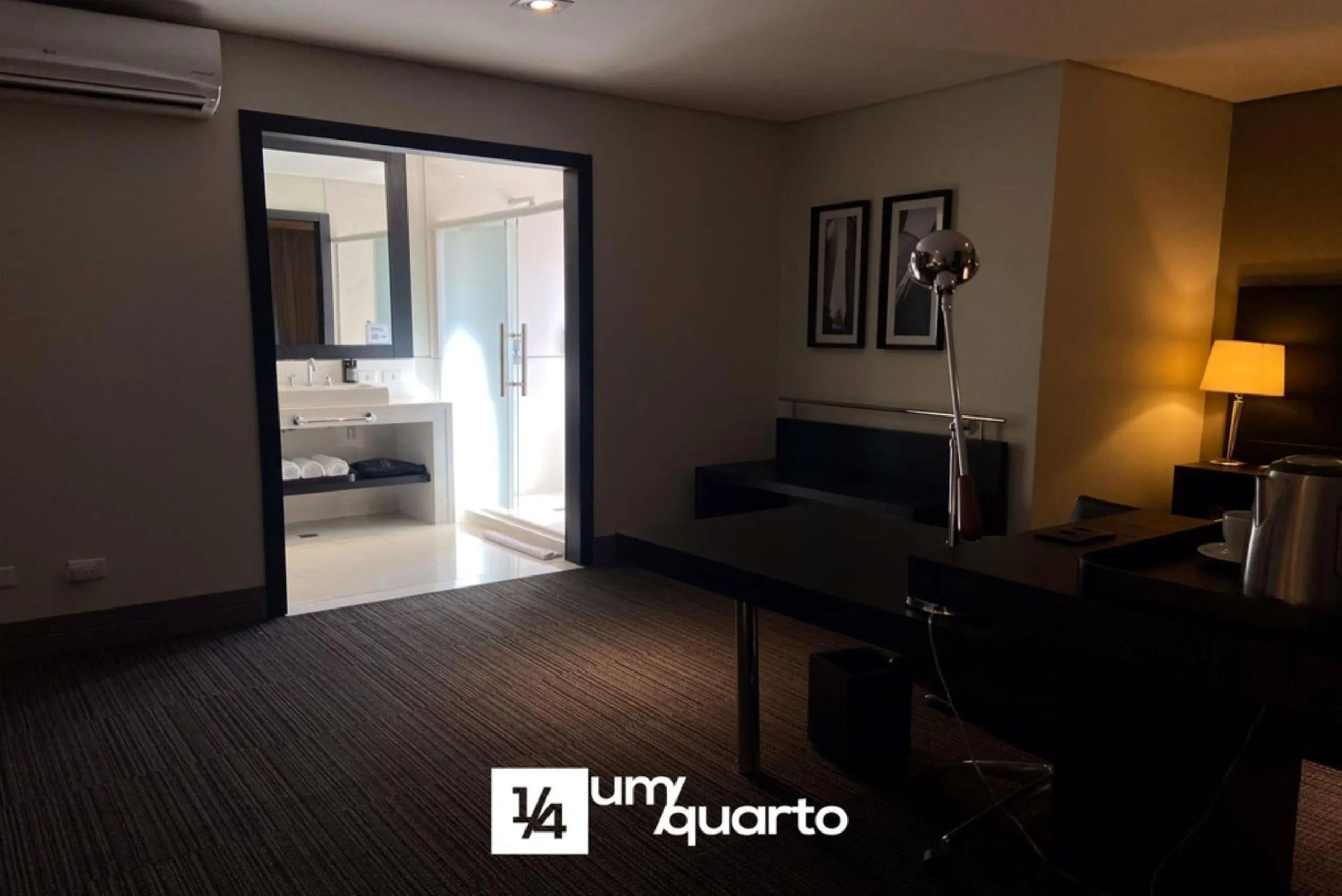 Bedroom, Bed in Manhattan Floor