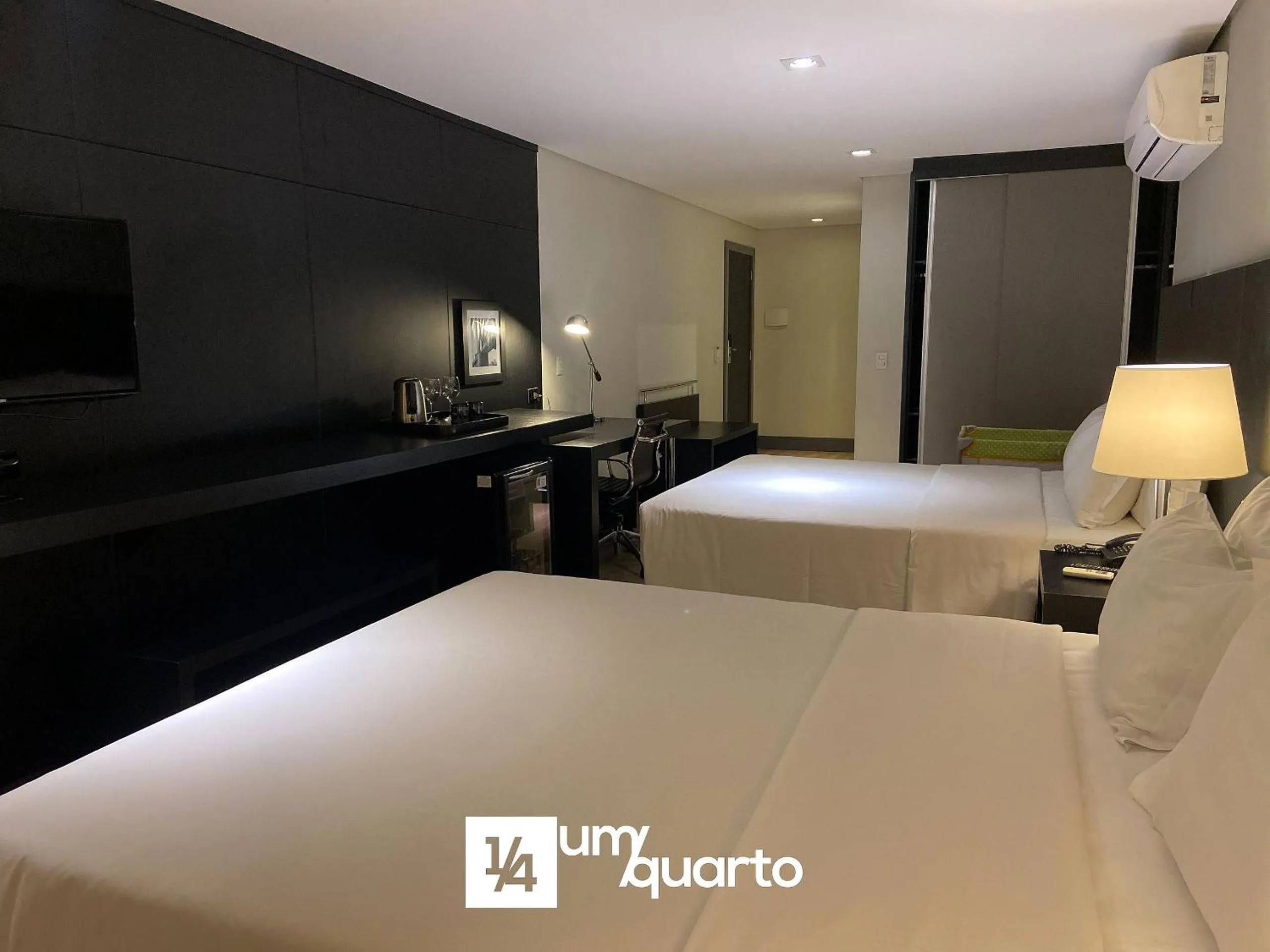 Bedroom, Bed in Manhattan Floor