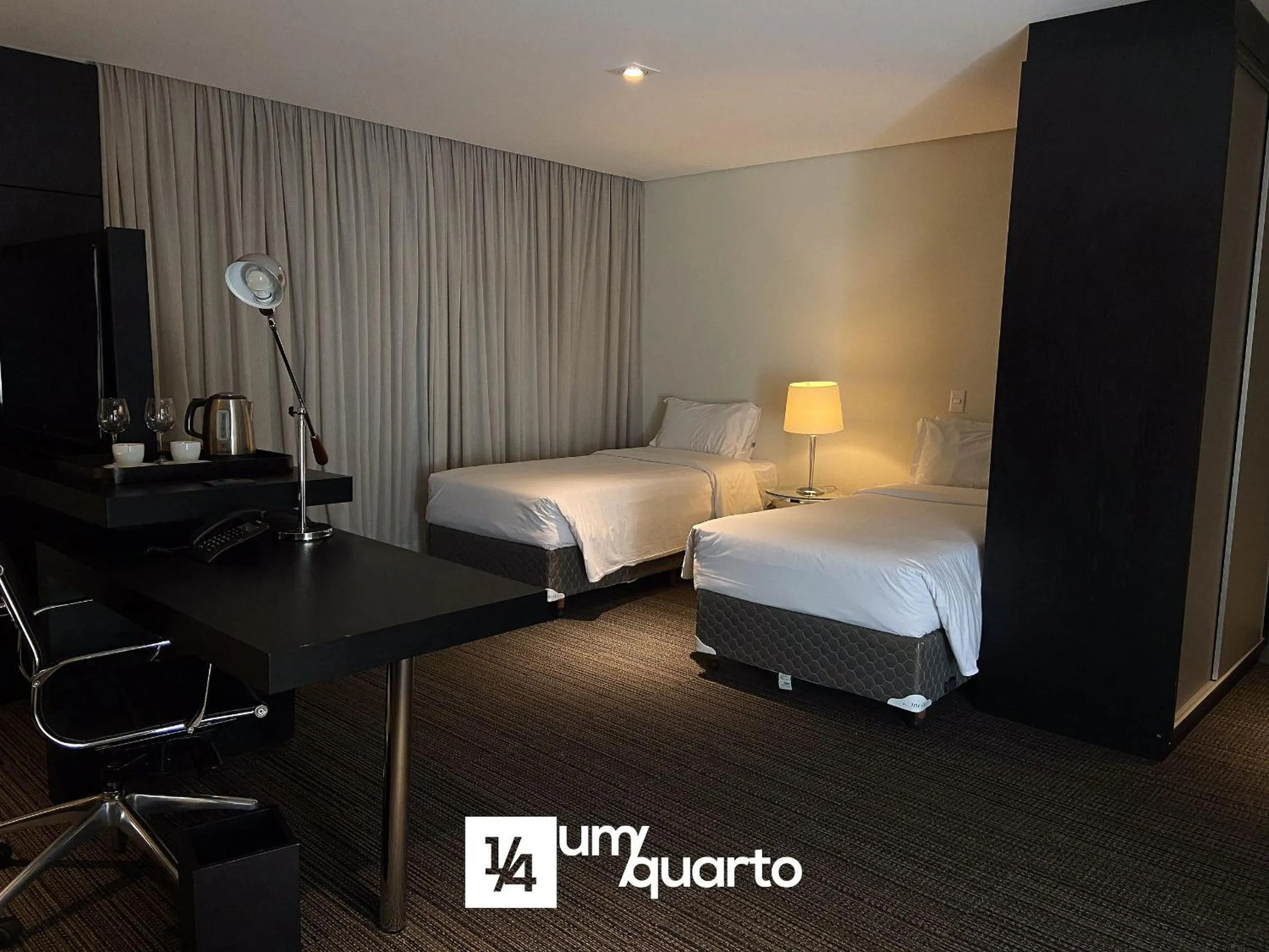 Bedroom, Bed in Manhattan Floor