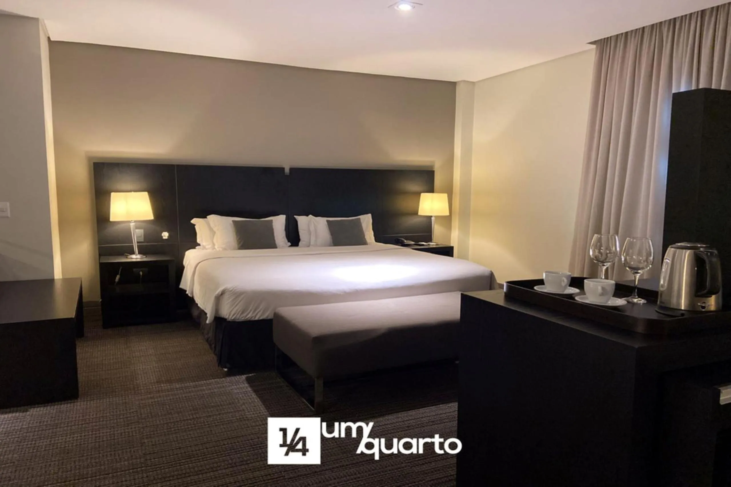 Bedroom, Bed in Manhattan Floor