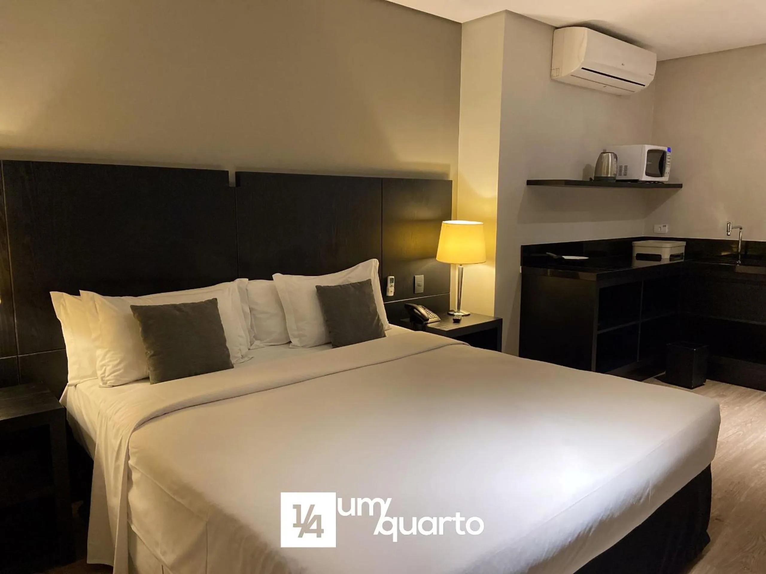 Bedroom, Bed in Manhattan Floor