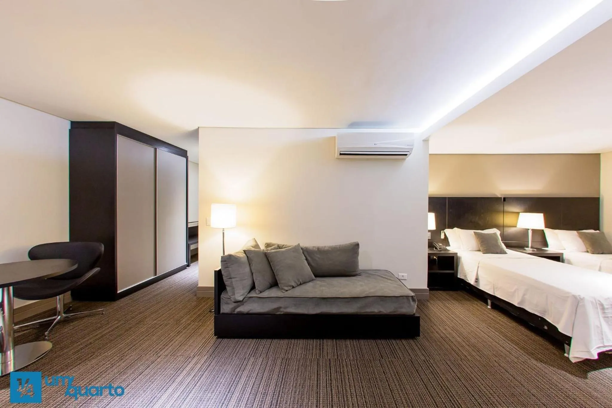 Bedroom, Bed in Manhattan Floor