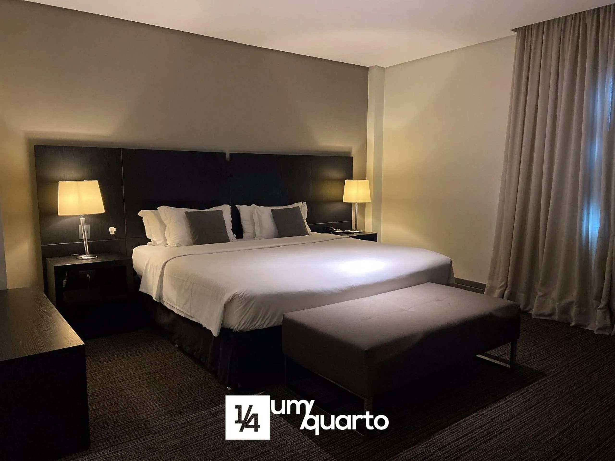 Bedroom, Bed in Manhattan Floor