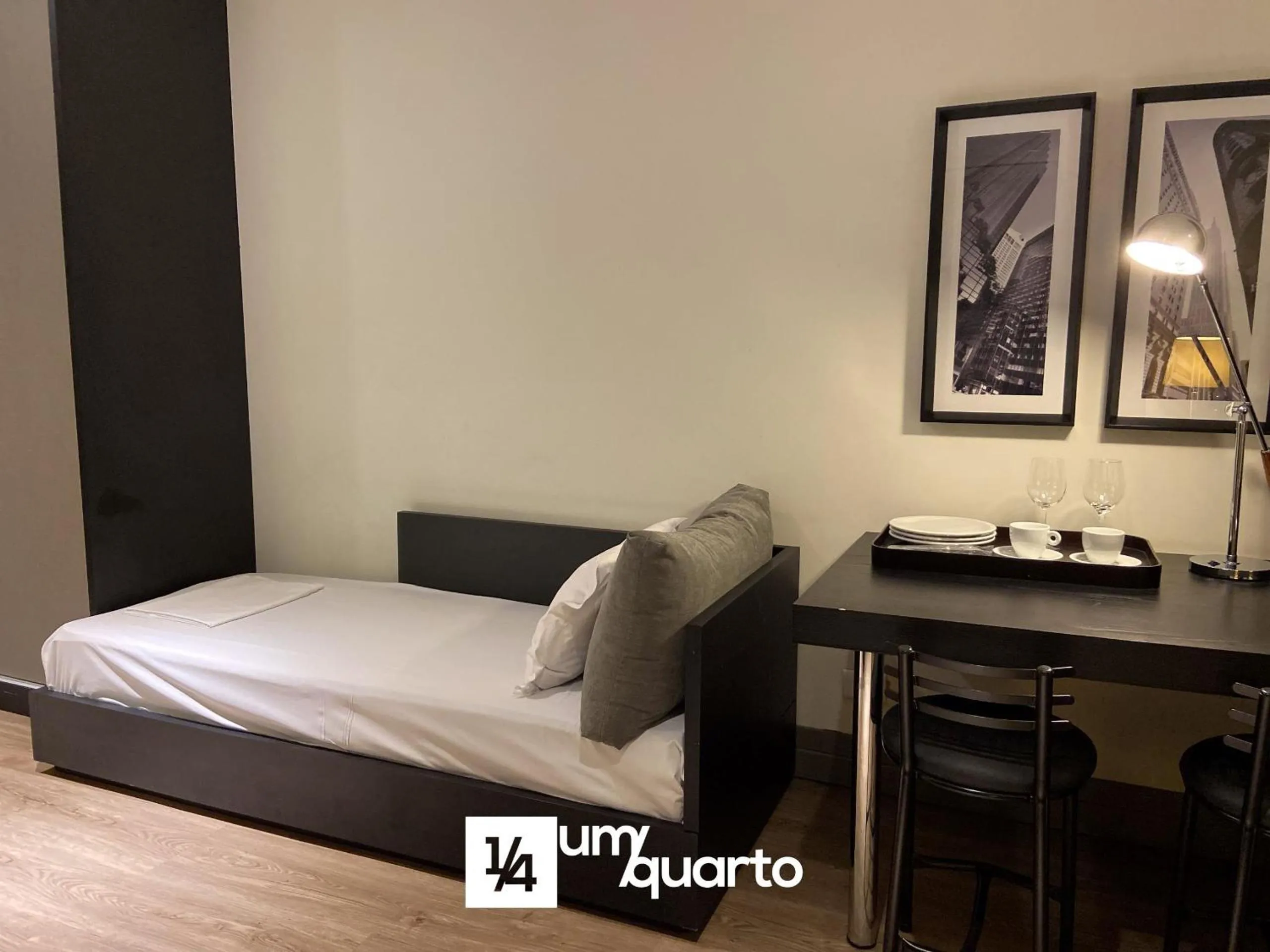 Bedroom, Bed in Manhattan Floor