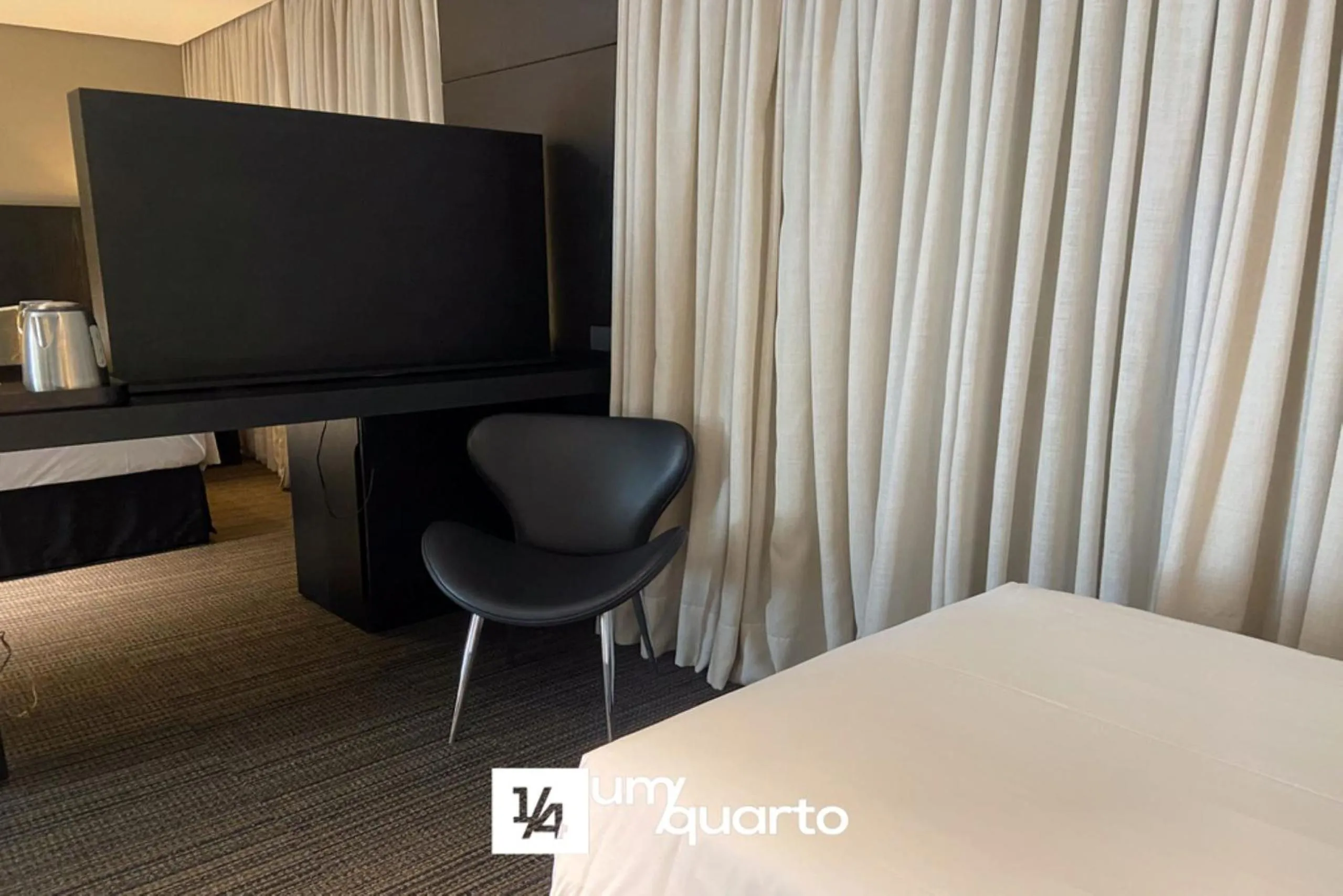 Bedroom, Bed in Manhattan Floor