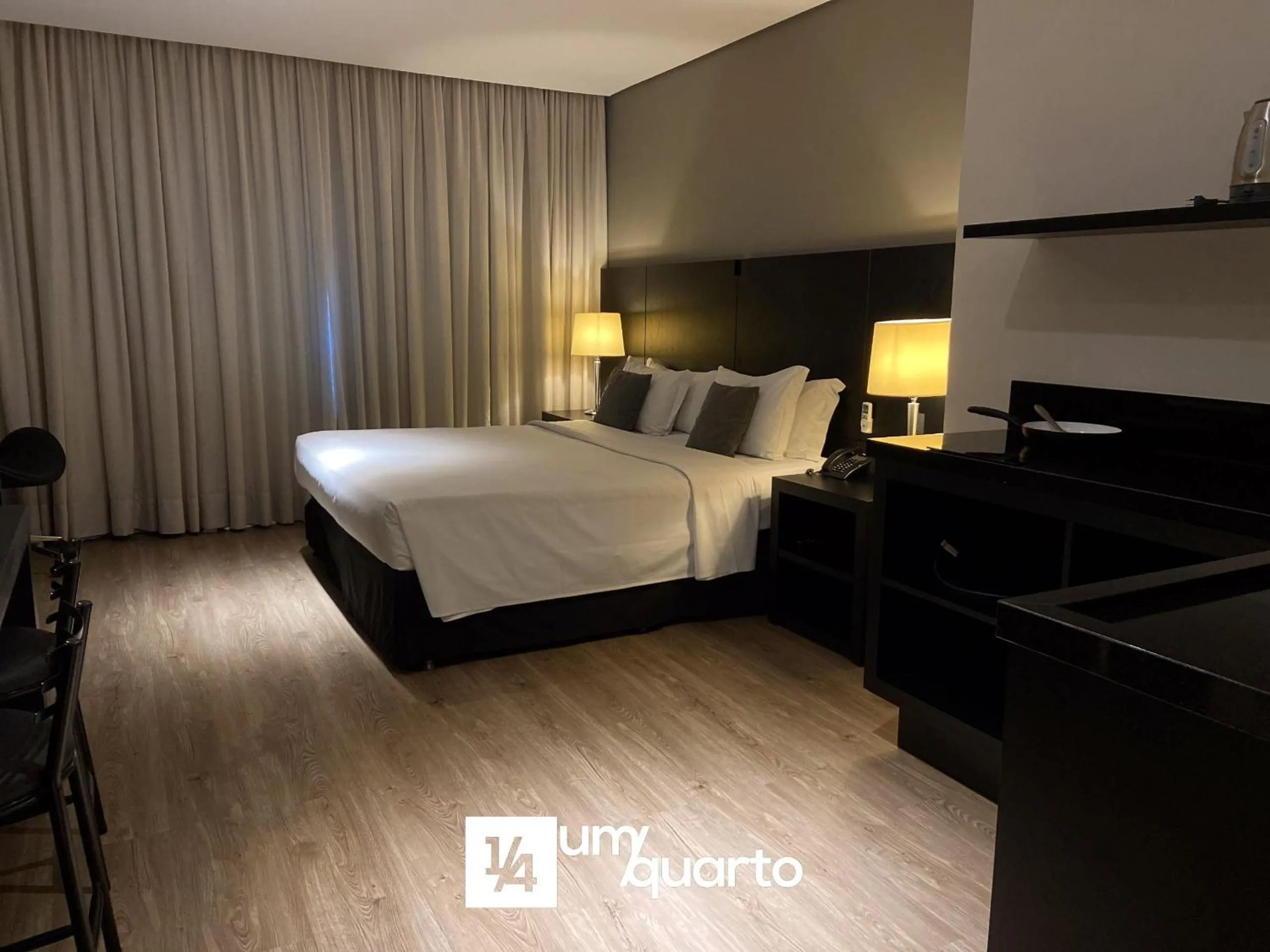 Bedroom, Bed in Manhattan Floor