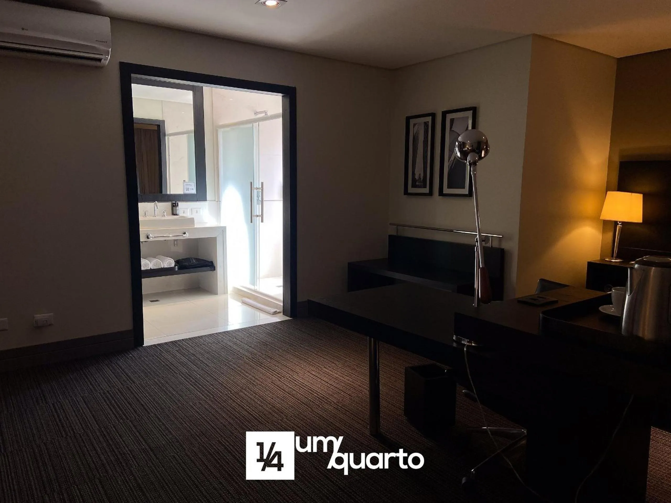 Bedroom, Bed in Manhattan Floor