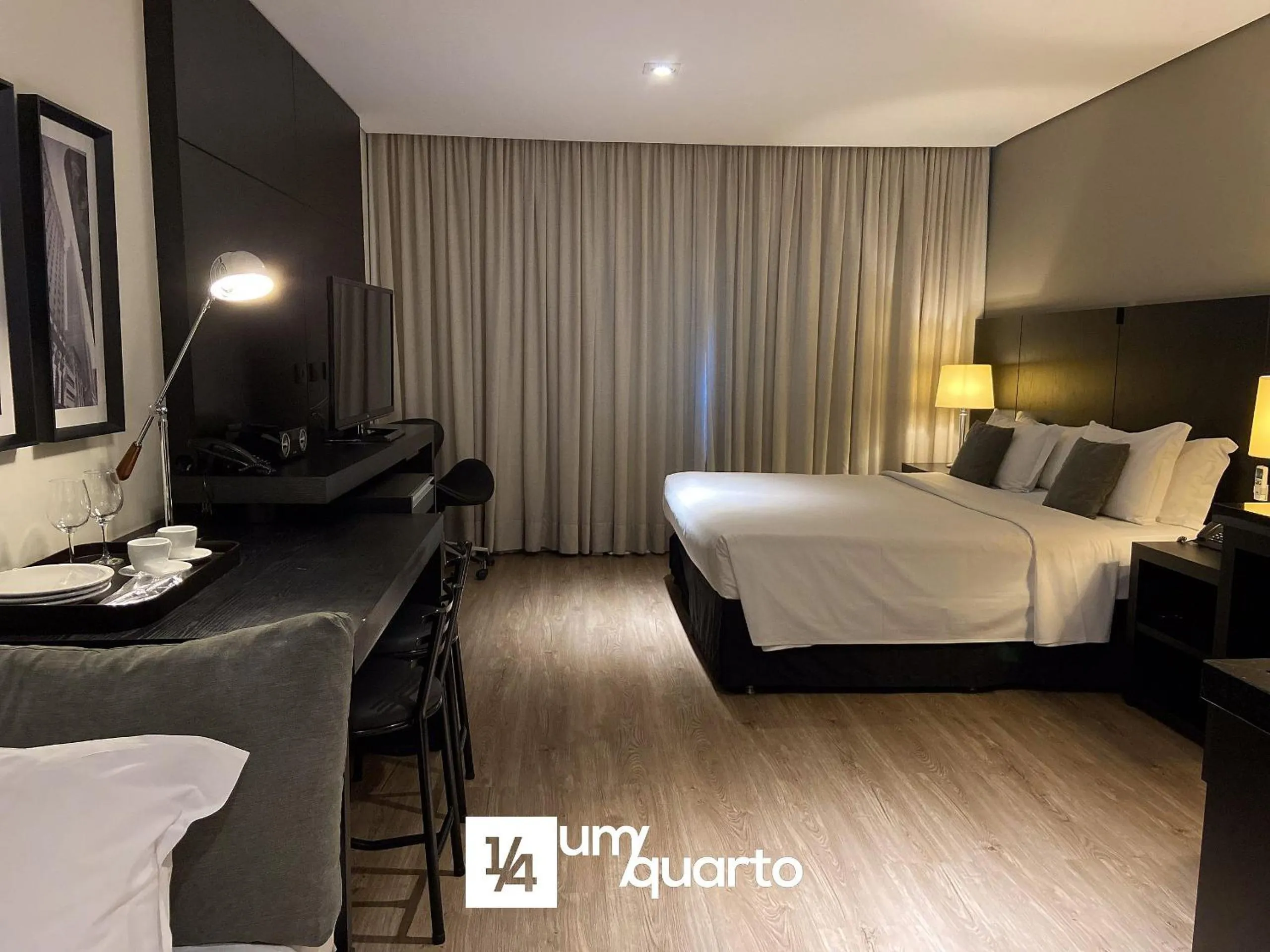 Bedroom, Bed in Manhattan Floor