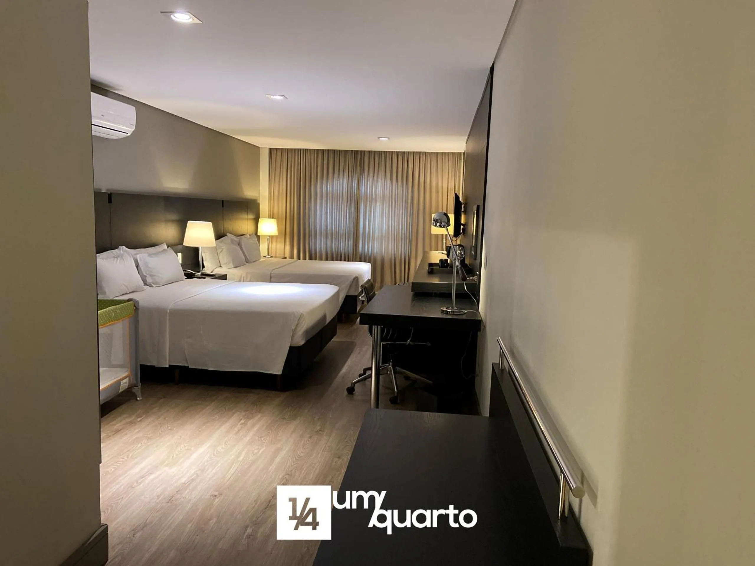 Bedroom, Bed in Manhattan Floor