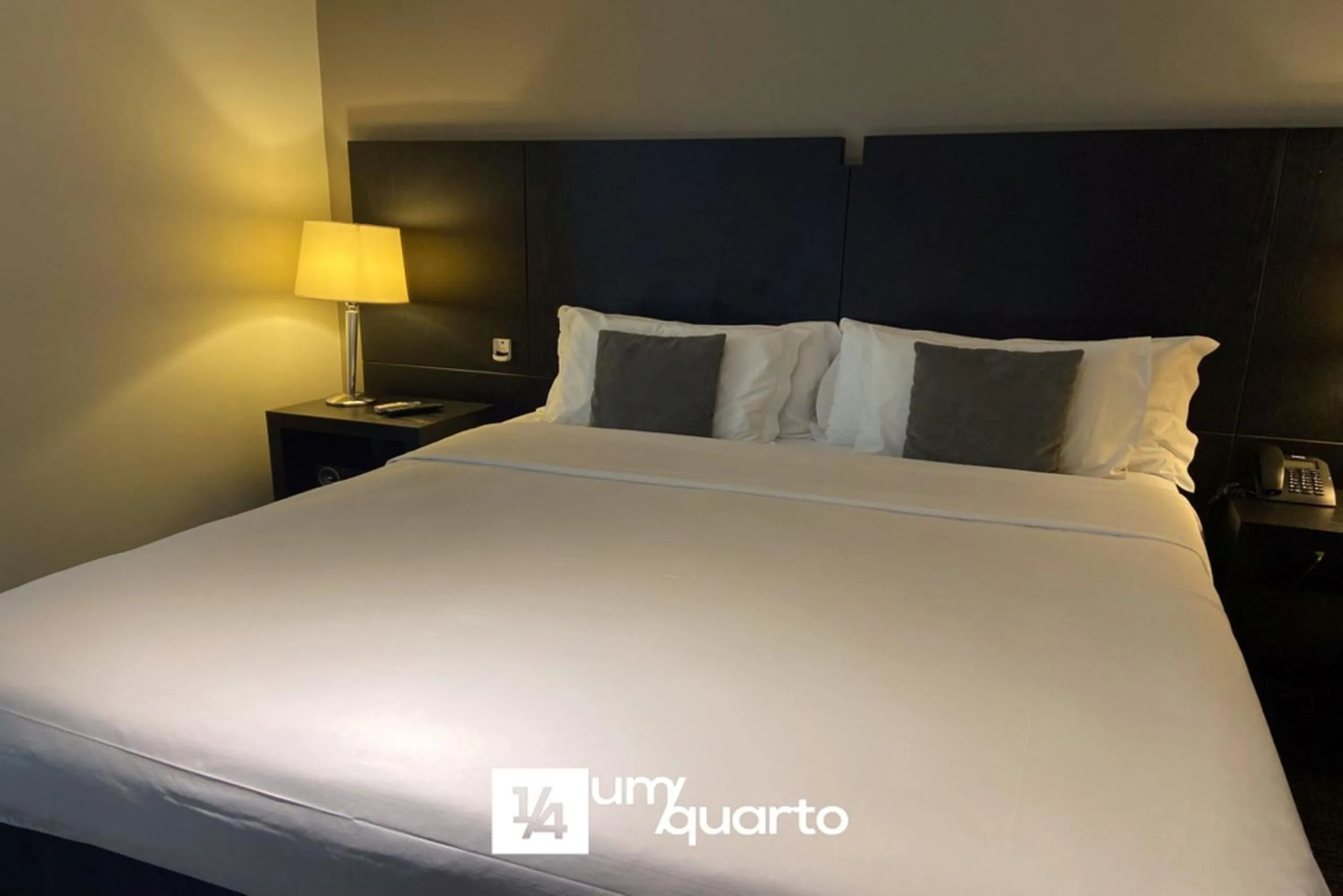 Bedroom, Bed in Manhattan Floor