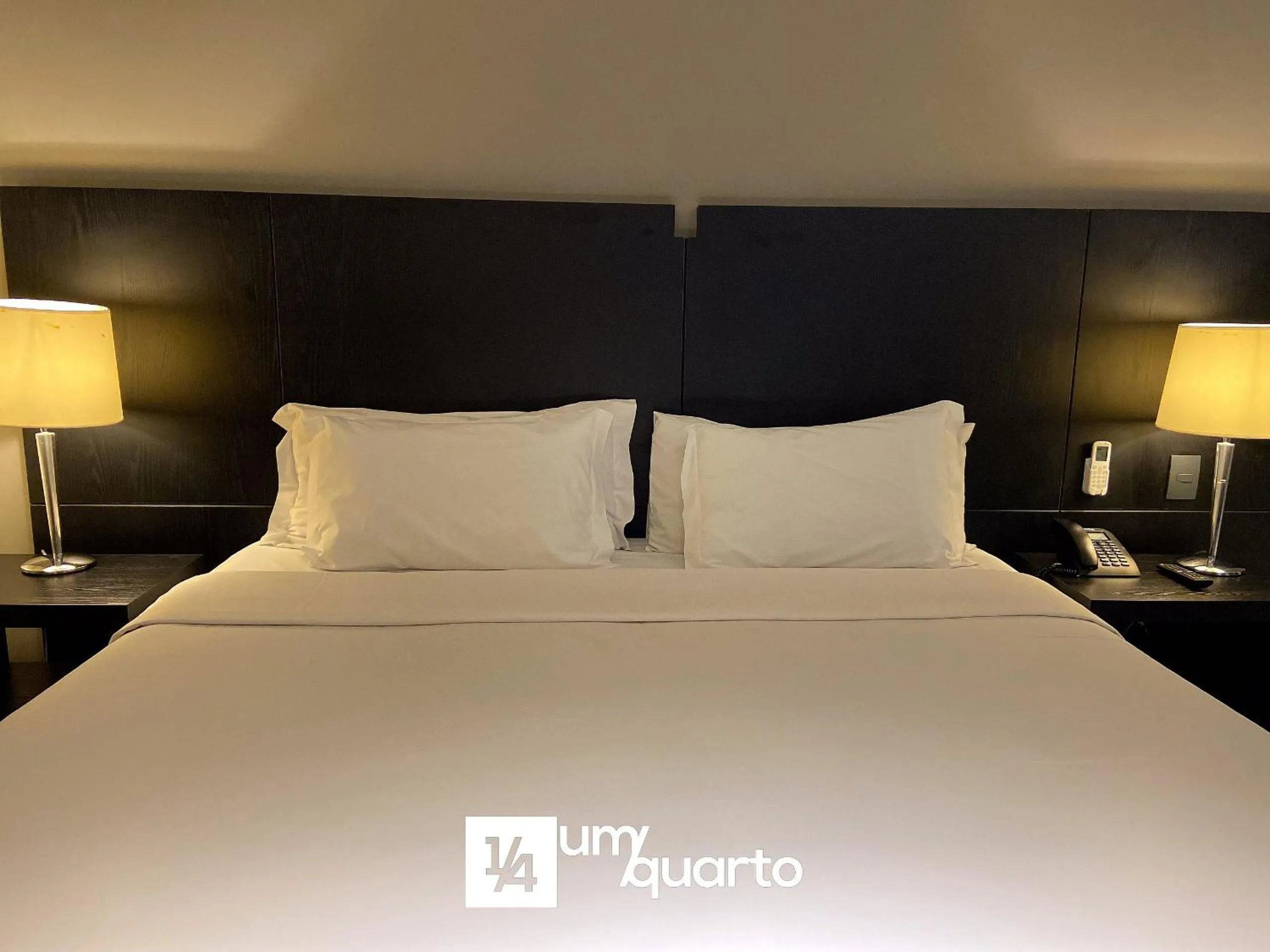 Bedroom, Bed in Manhattan Floor