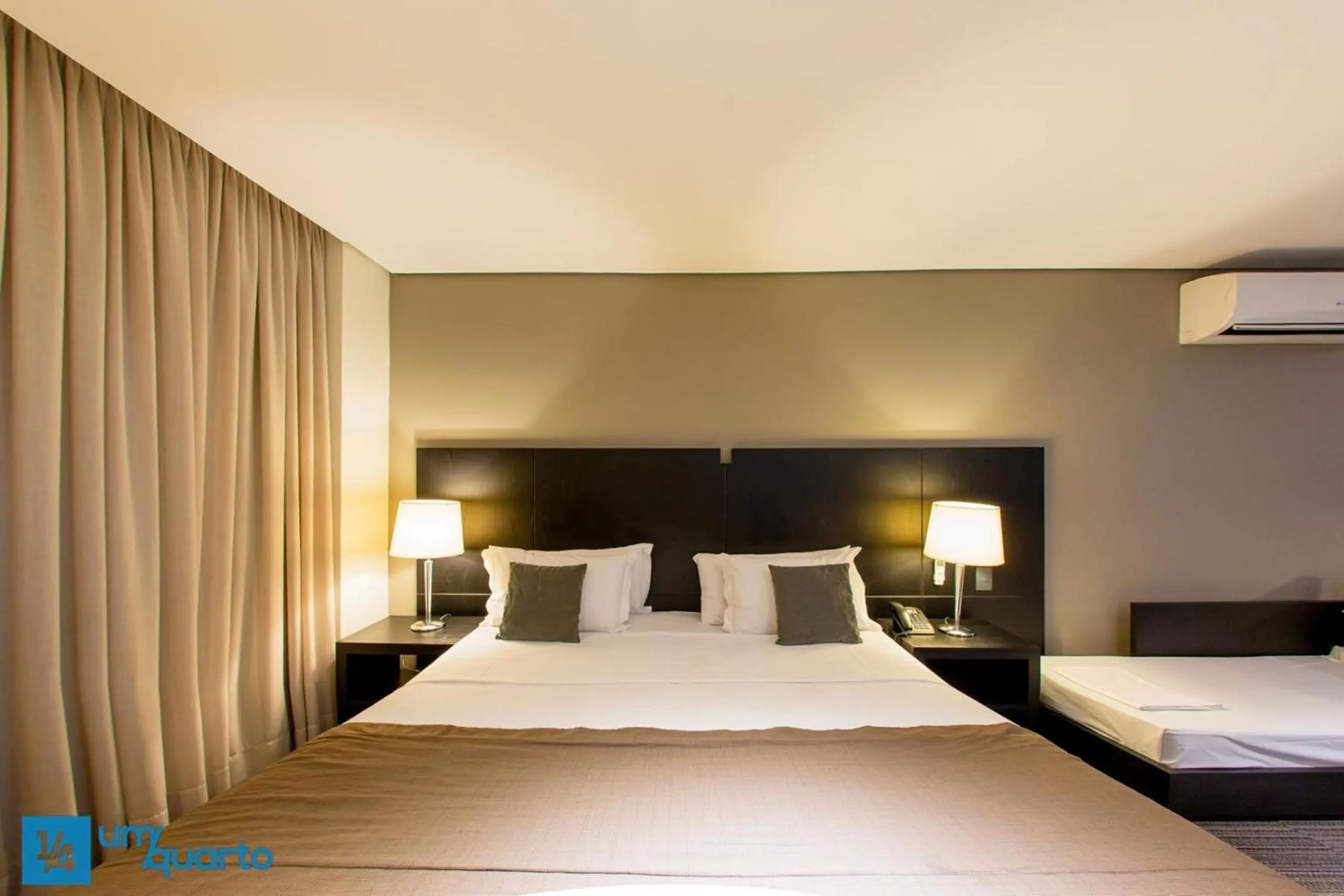 Bedroom, Bed in Manhattan Floor