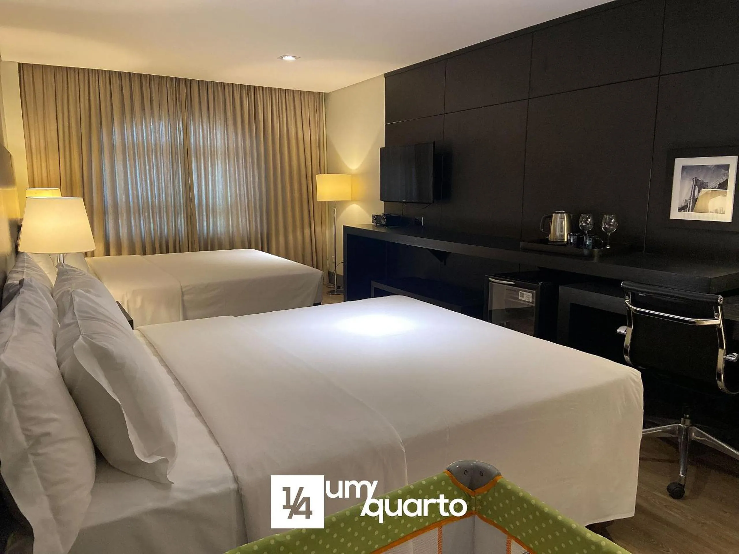 Bedroom, Bed in Manhattan Floor