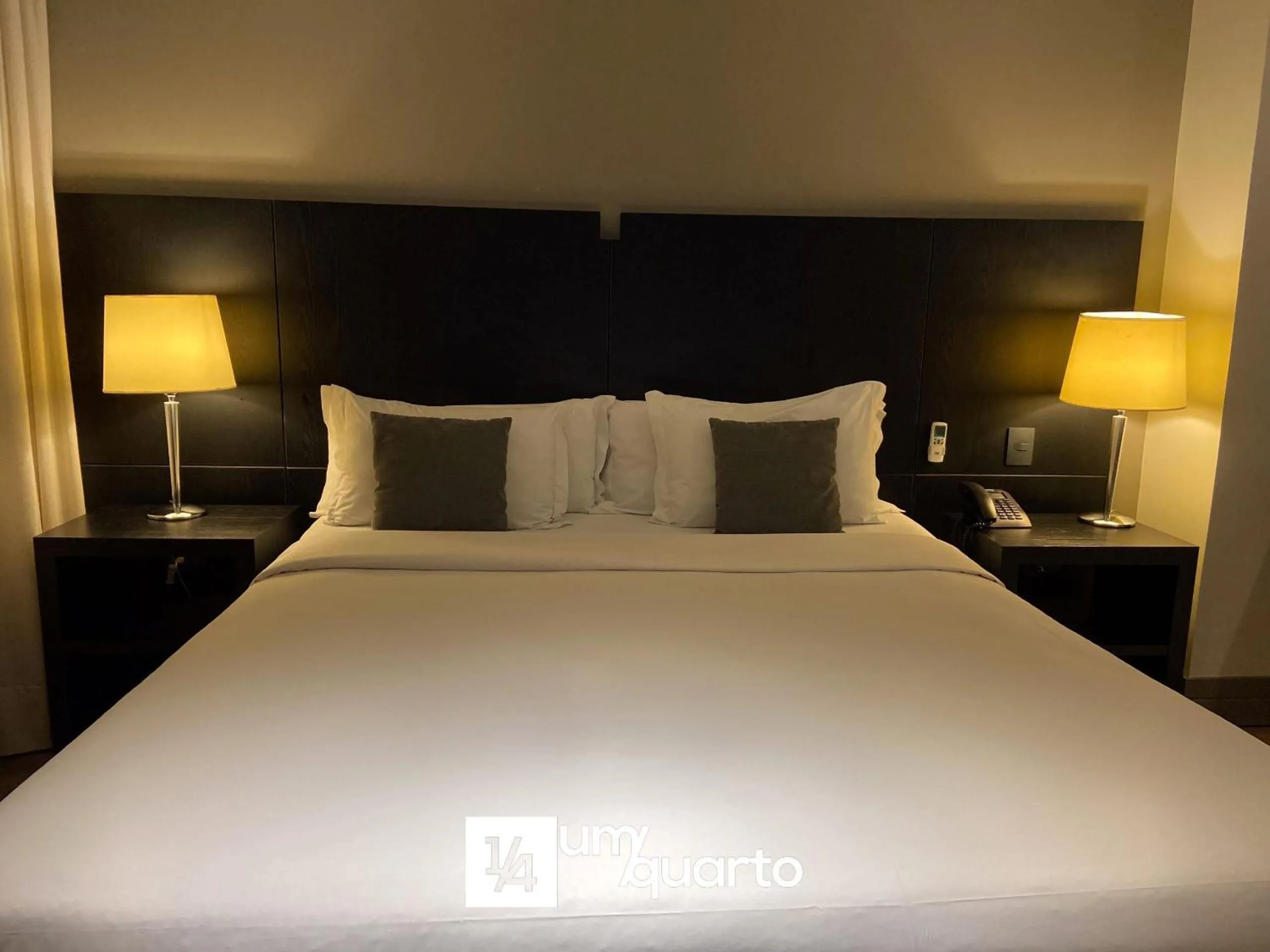 Bedroom, Bed in Manhattan Floor