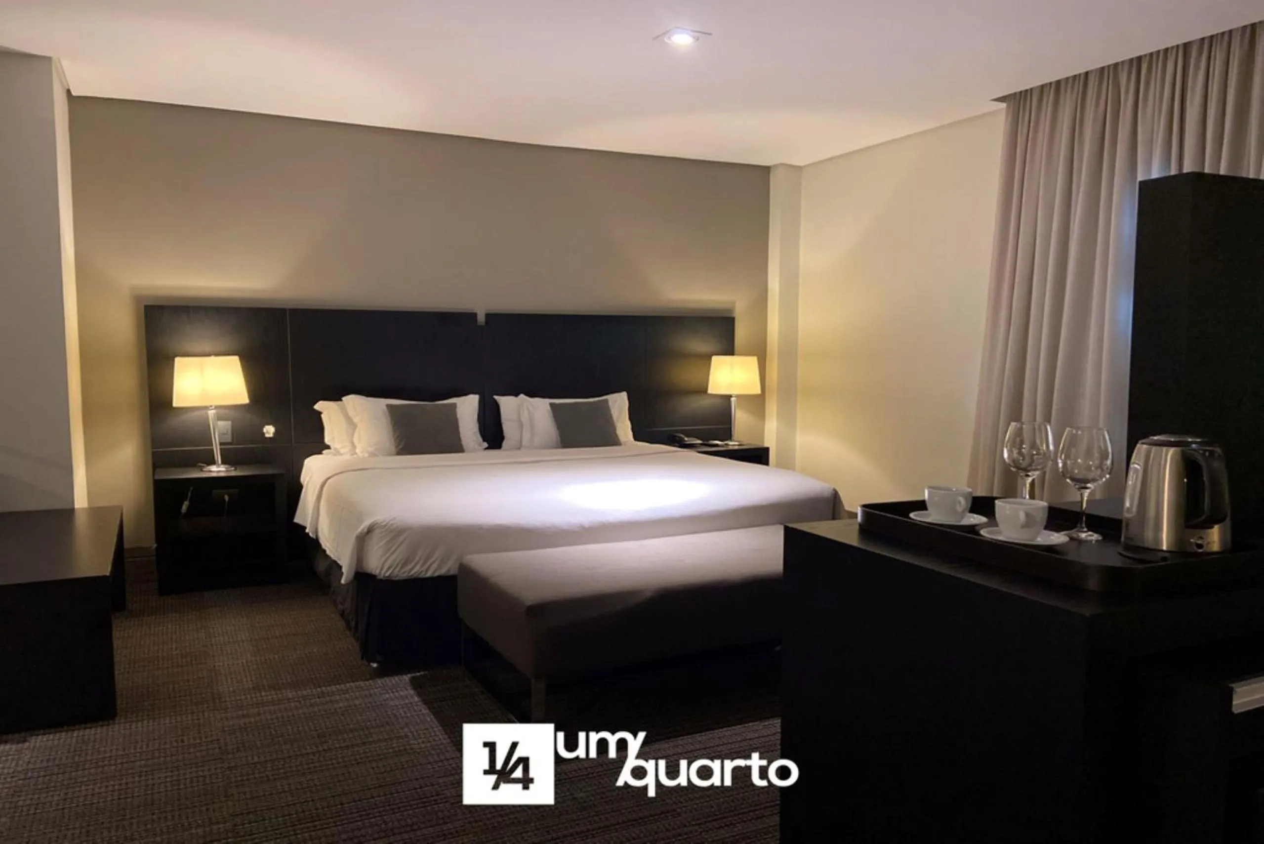 Bedroom, Bed in Manhattan Floor