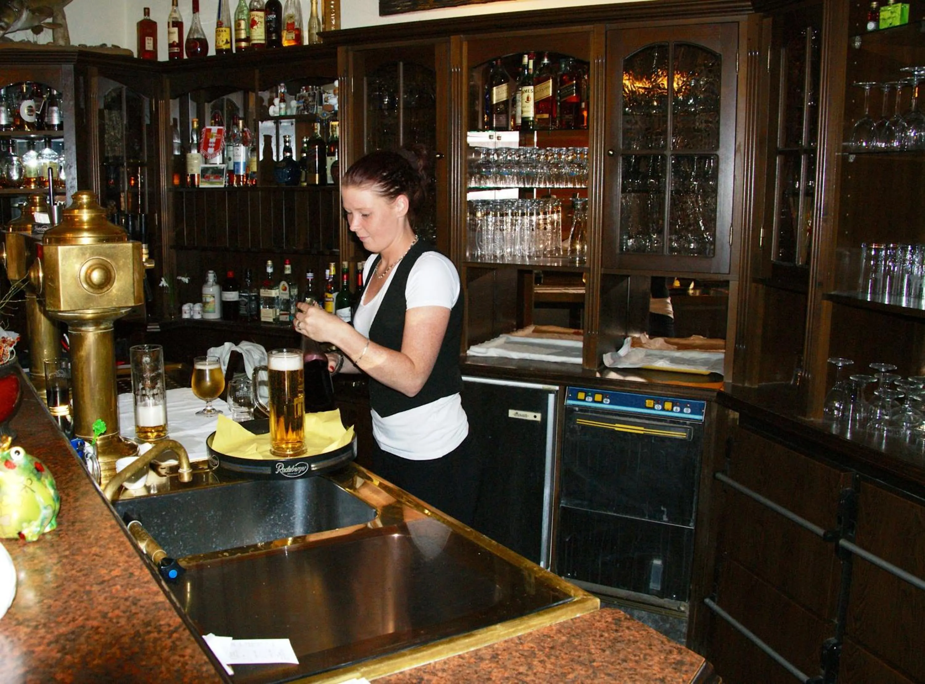 People in Bluhm's Hotel & Restaurant am Markt