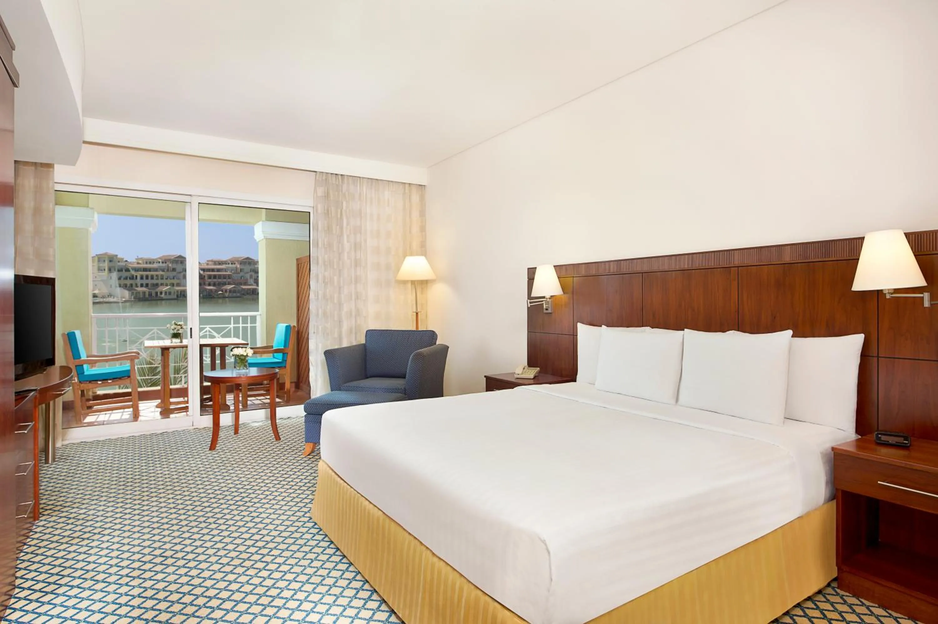 Lake View with Balcony Premium King Room in Copthorne Lakeview Hotel Dubai, Green Community