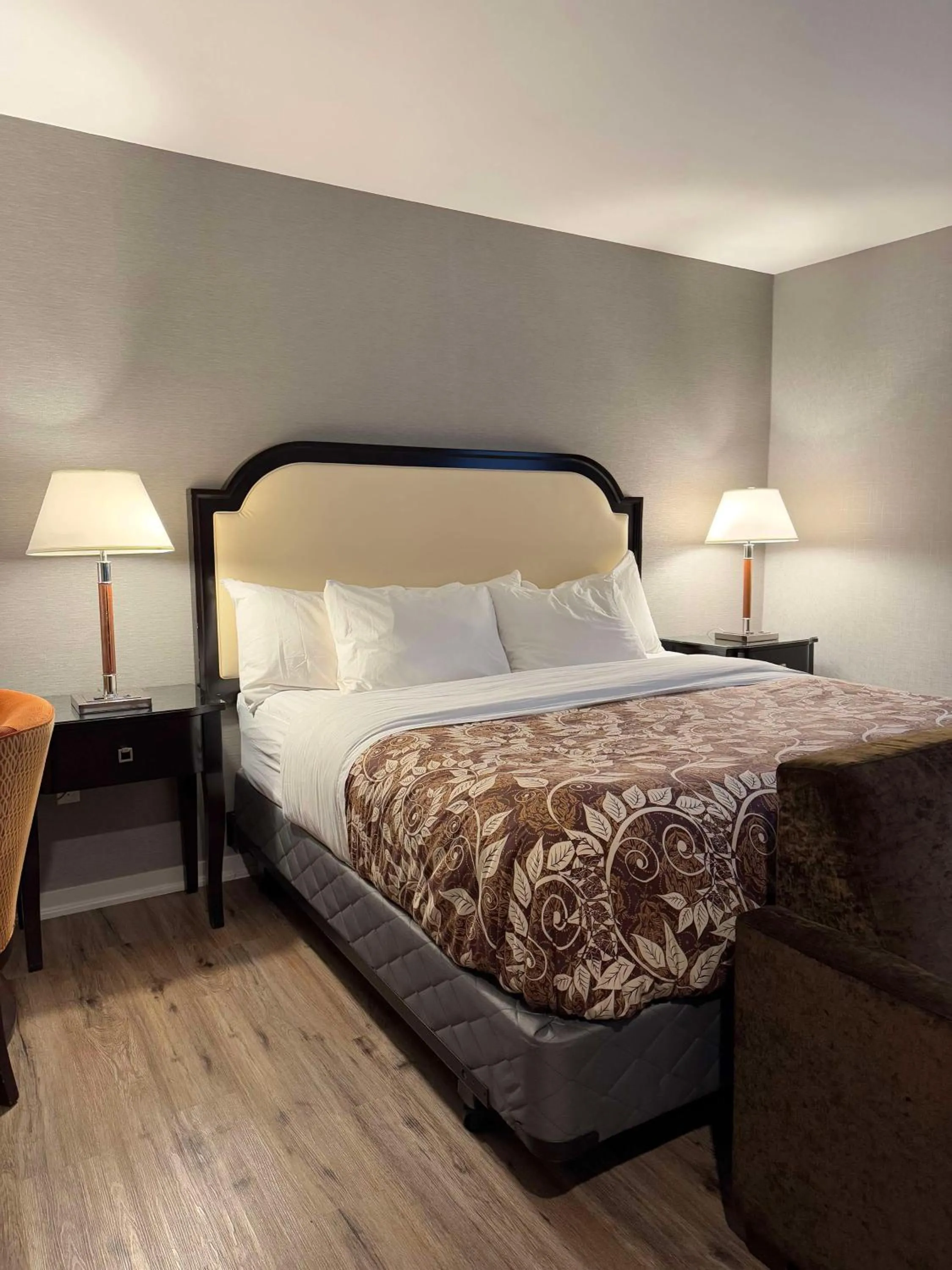 Bedroom, Bed in Big Bird Inn Wawa, SureStay Collection by Best Western