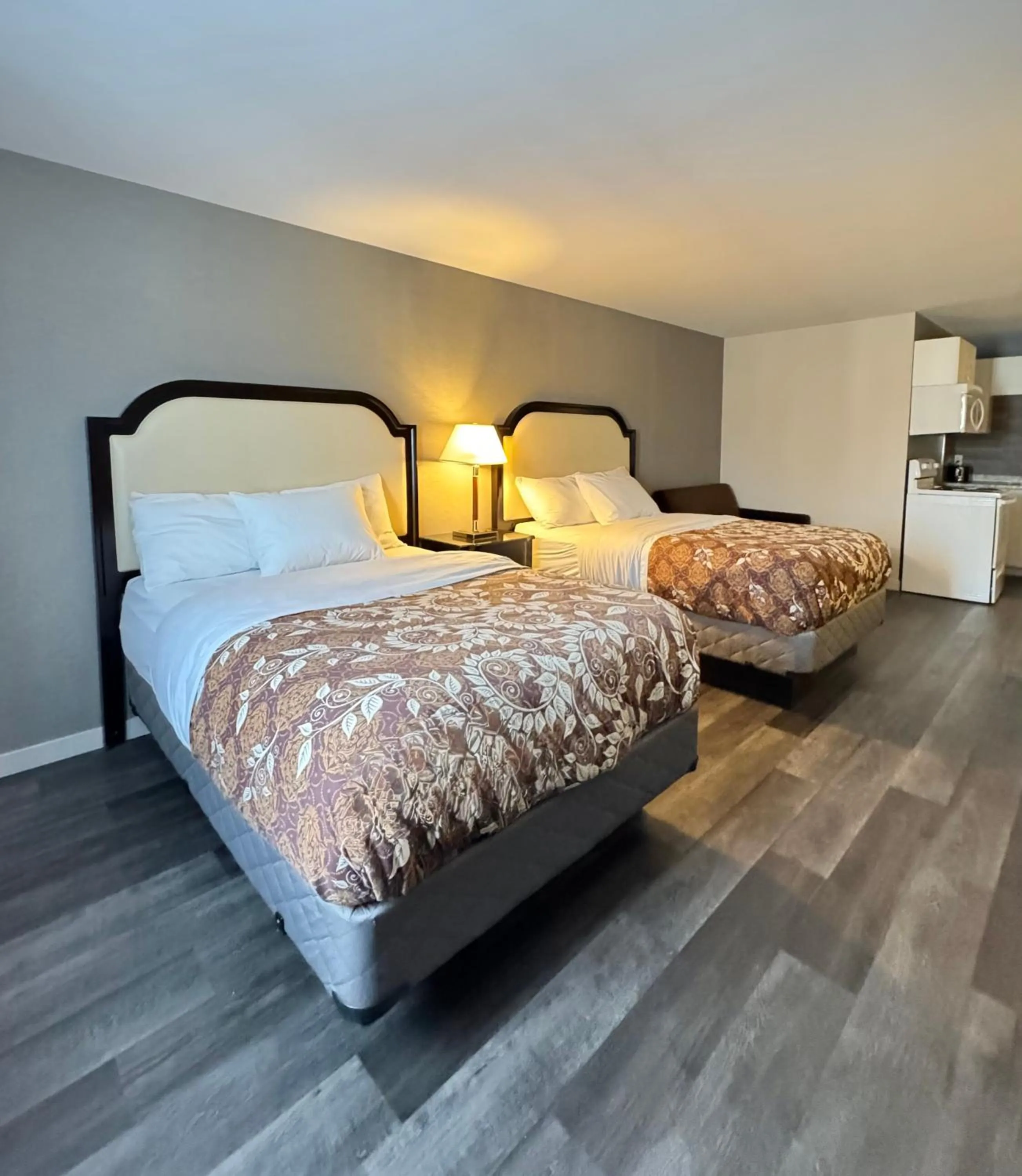 Bedroom, Bed in Big Bird Inn Wawa, SureStay Collection by Best Western