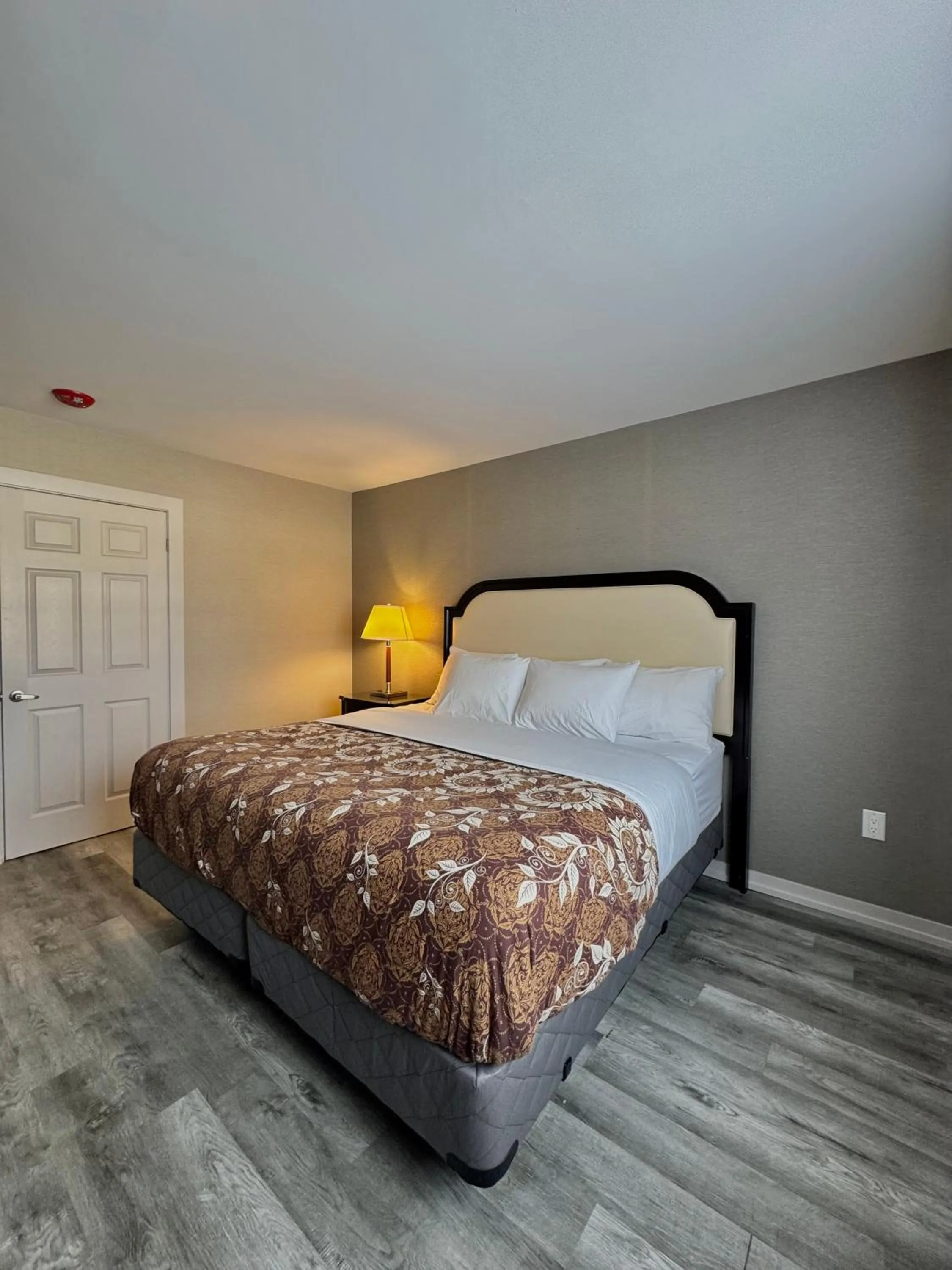 Bedroom, Bed in Big Bird Inn Wawa, SureStay Collection by Best Western