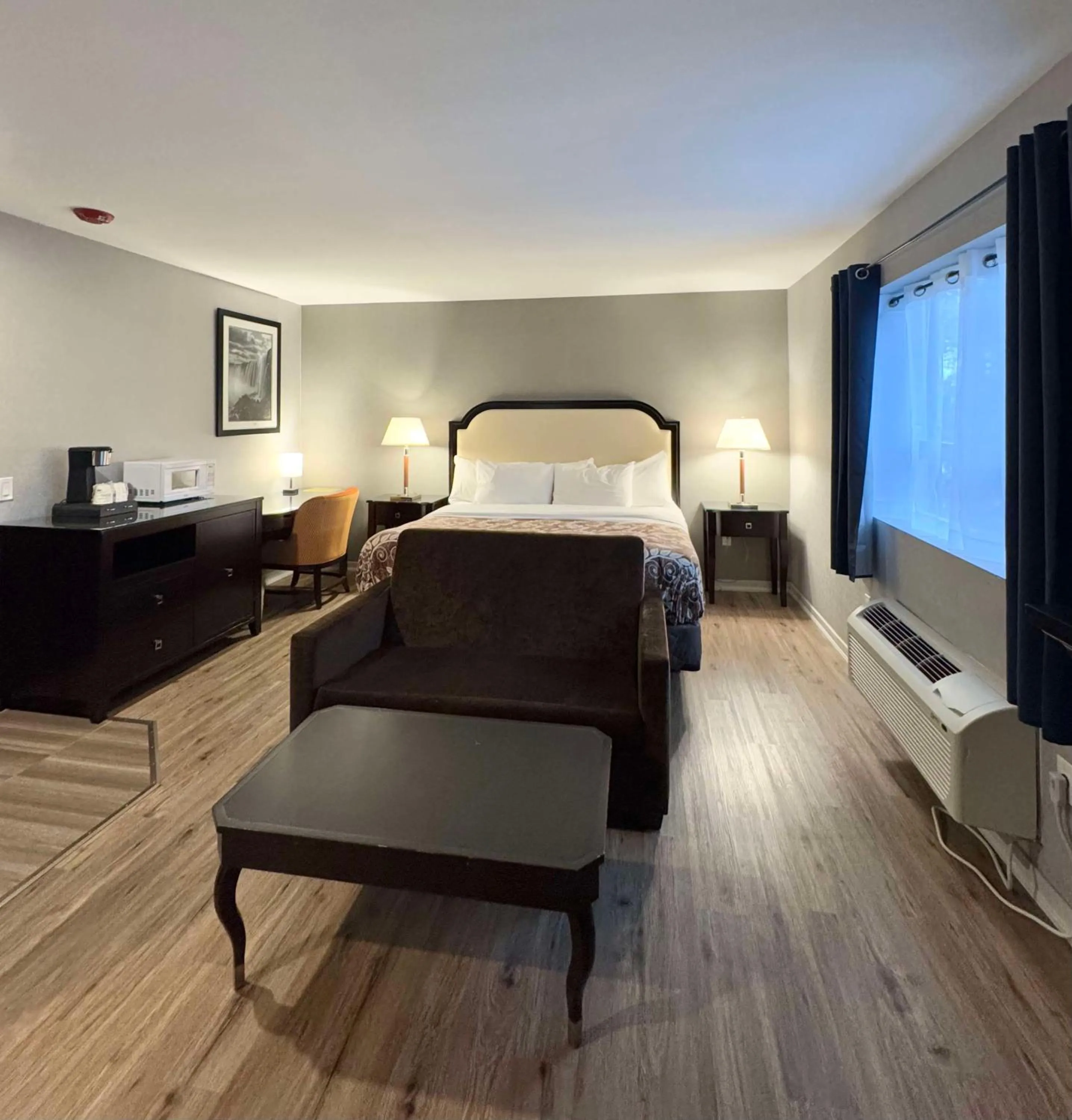 Bedroom, Bed in Big Bird Inn Wawa, SureStay Collection by Best Western