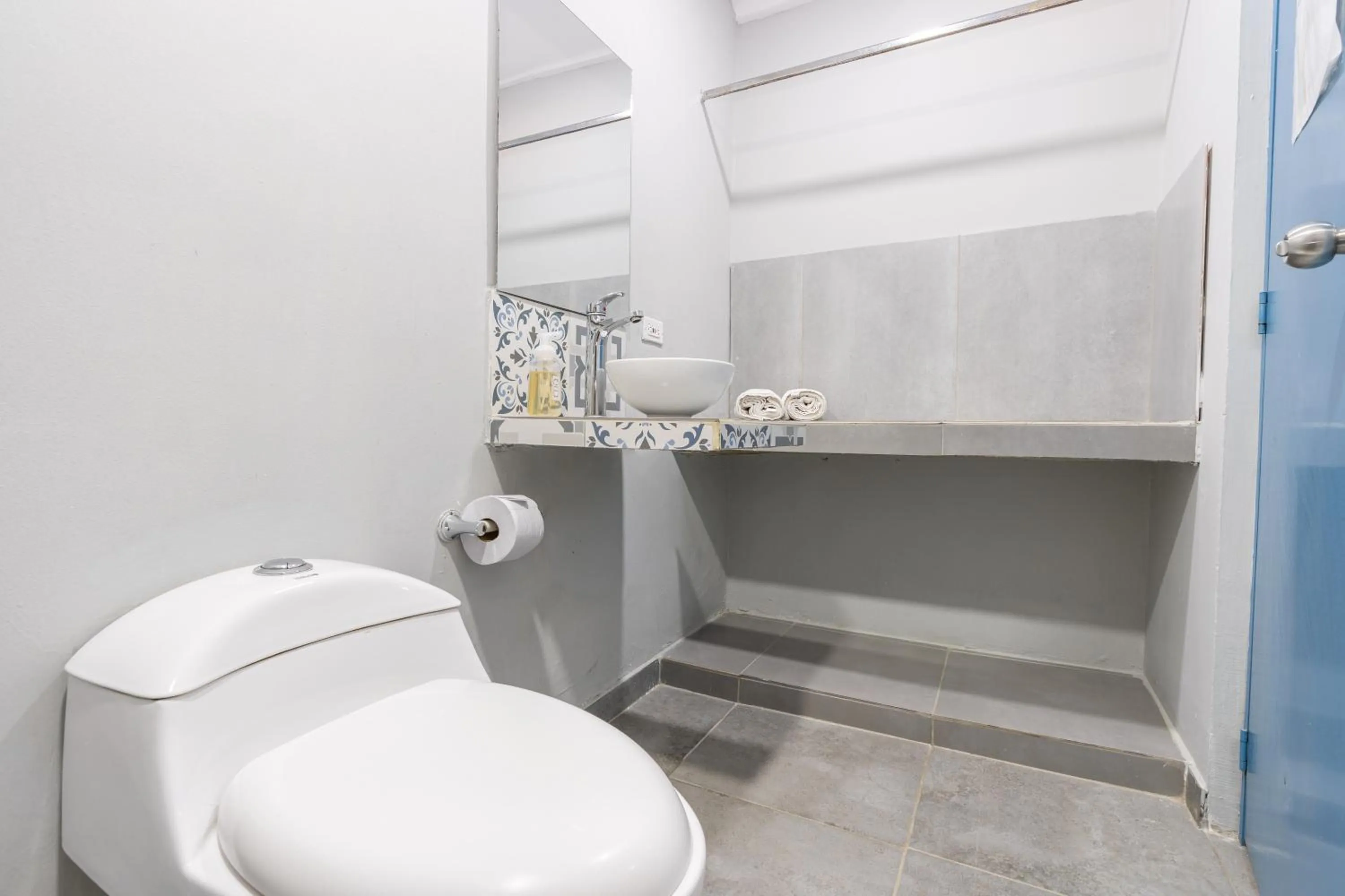 Toilet in Hotel Adaz Mediterráneo