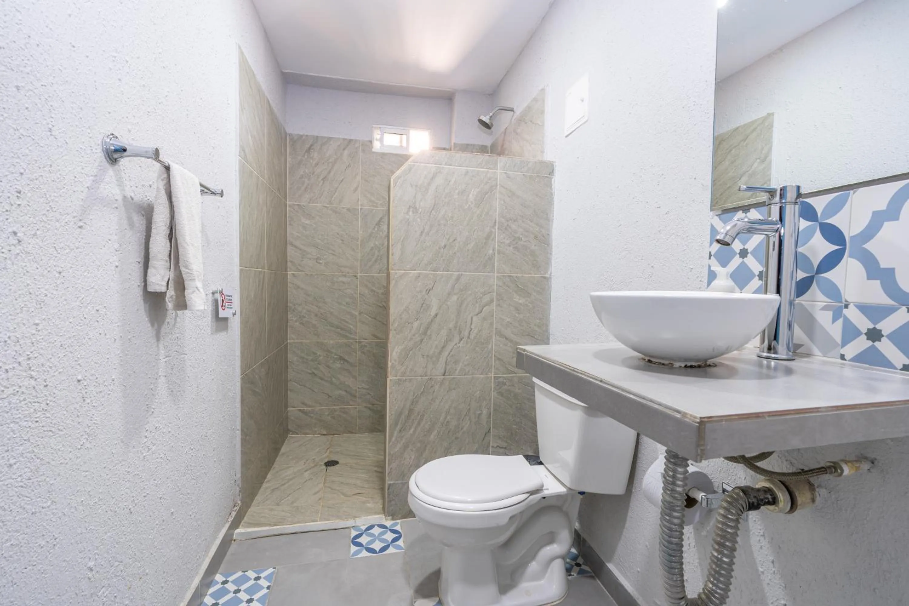 Bathroom in Hotel Adaz Mediterráneo