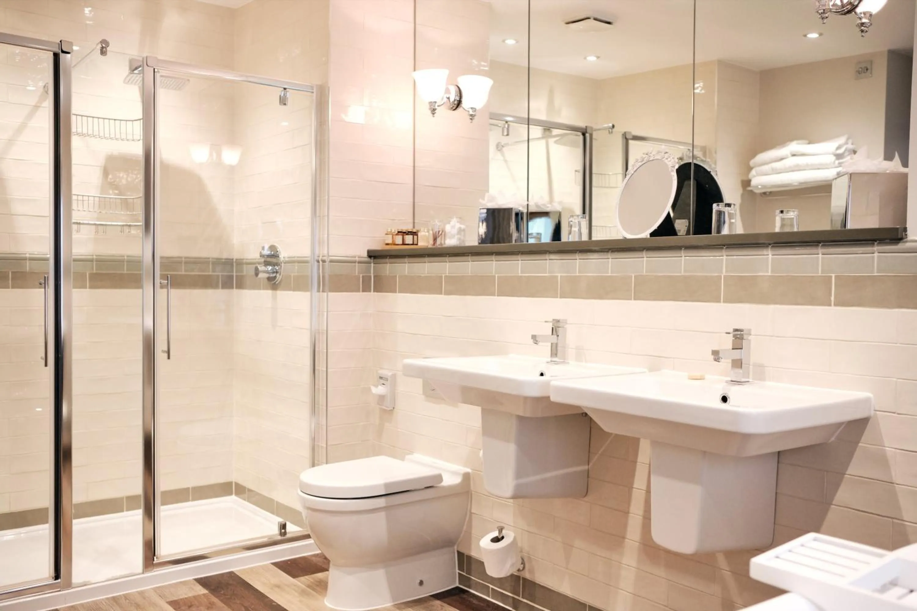 Shower in Old Court House Inn