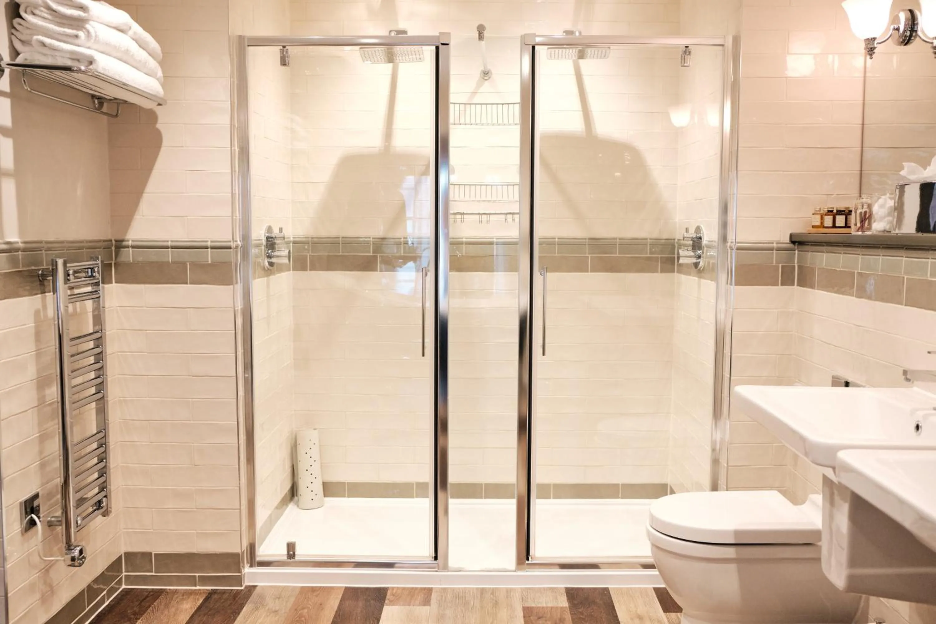 Shower in Old Court House Inn