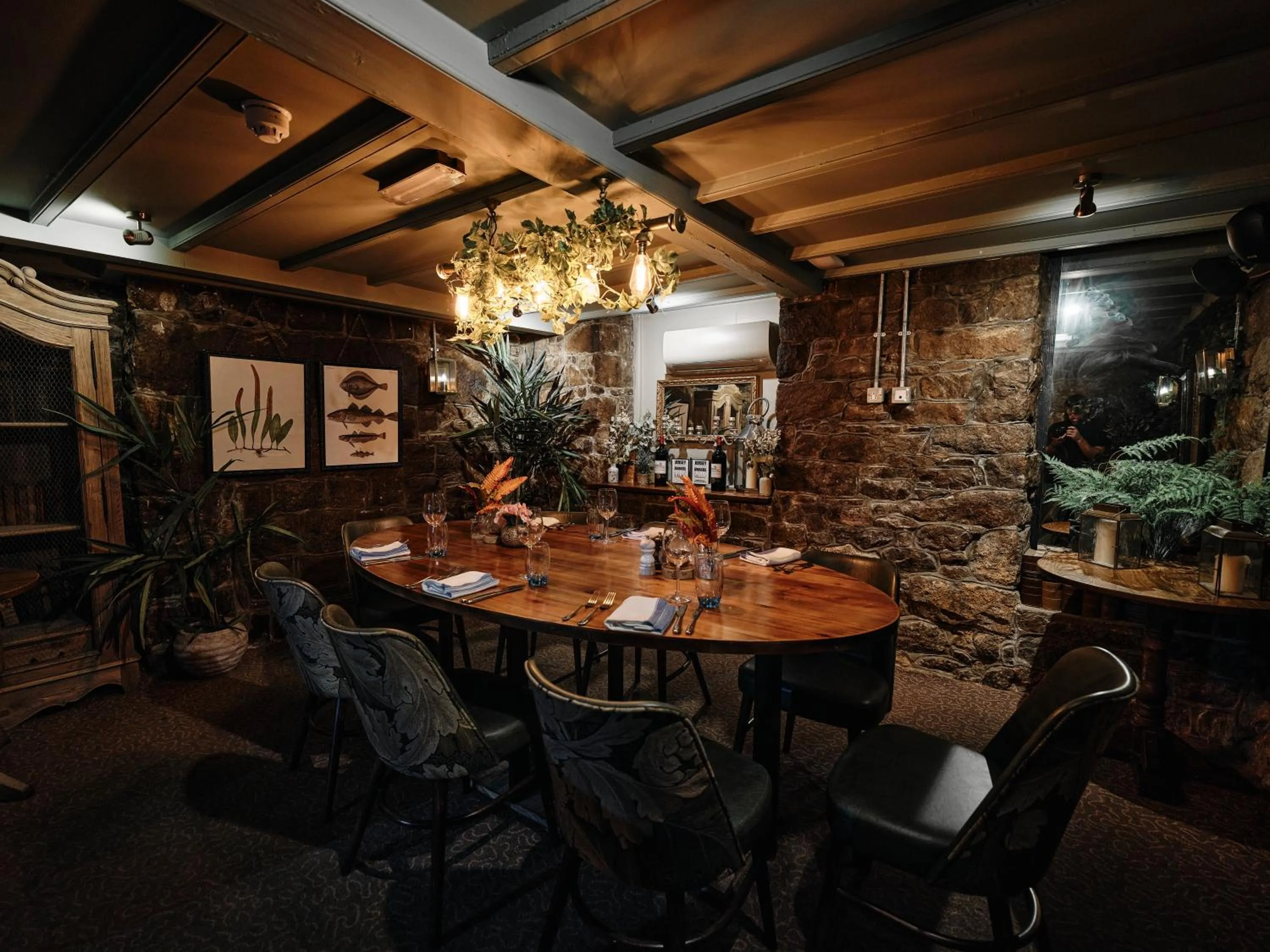 Restaurant/places to eat in Old Court House Inn