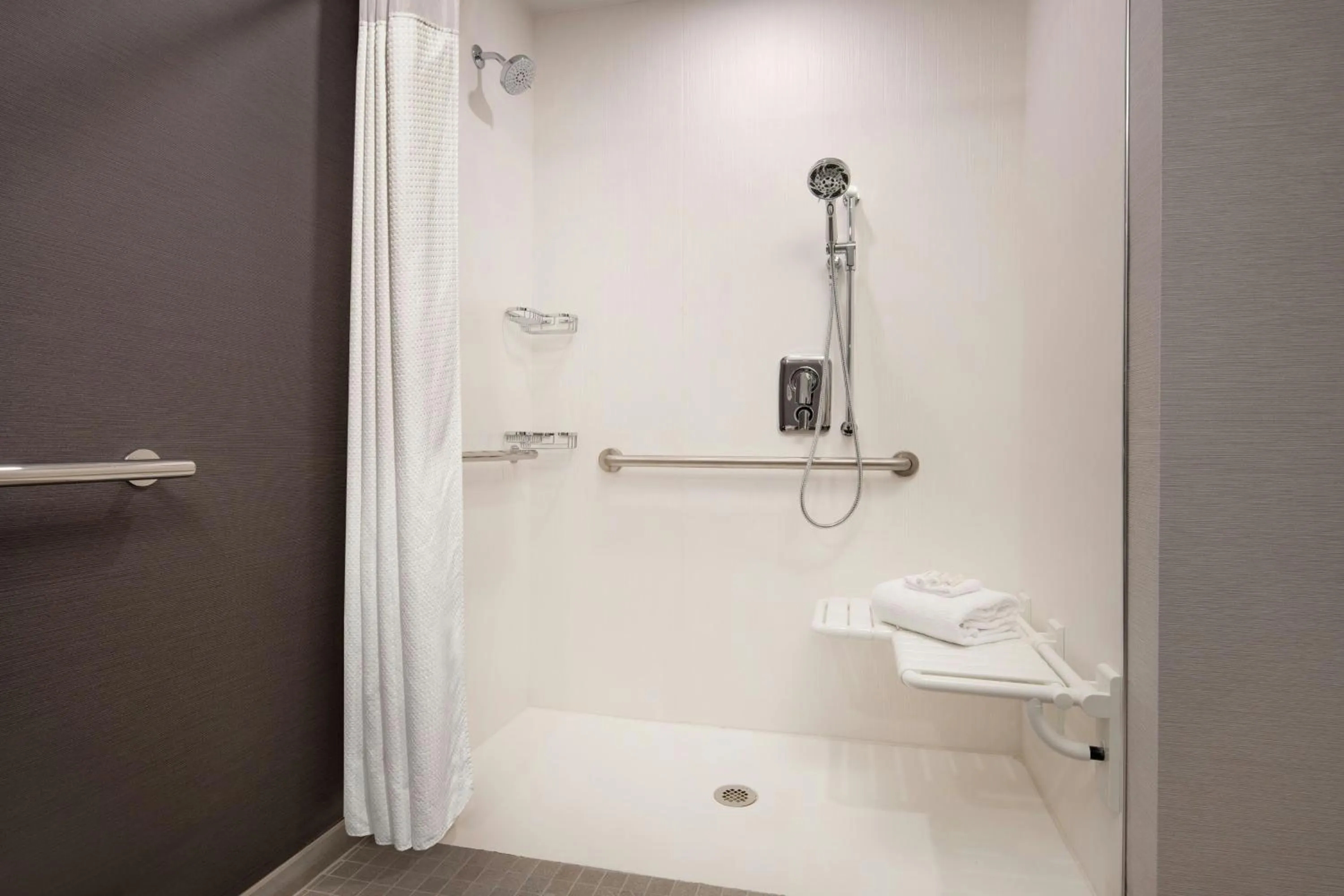 Bathroom in Courtyard by Marriott Fresno Clovis