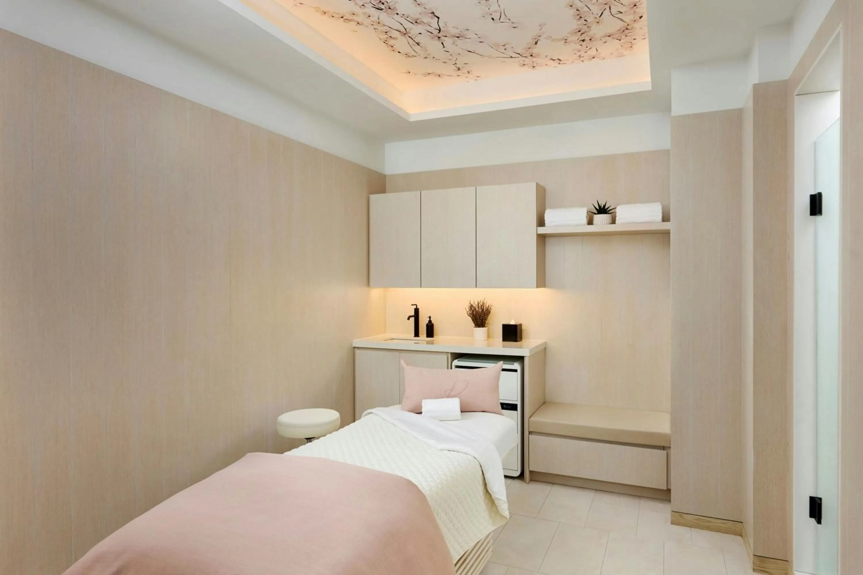 Spa and wellness centre/facilities, Bed in The Pearle Hotel & Spa, Autograph Collection