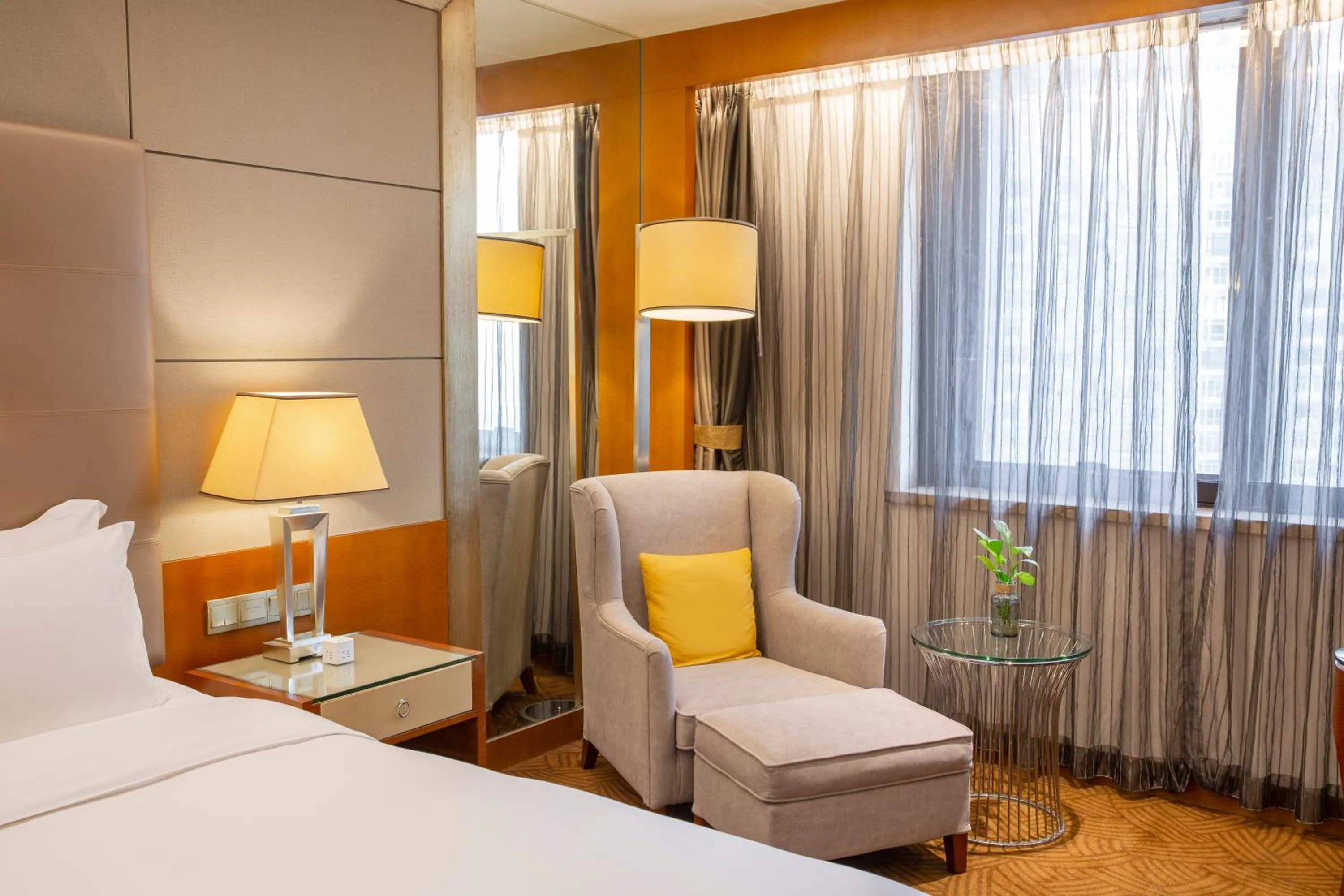 Seating area, Bed in Sofitel Harbin