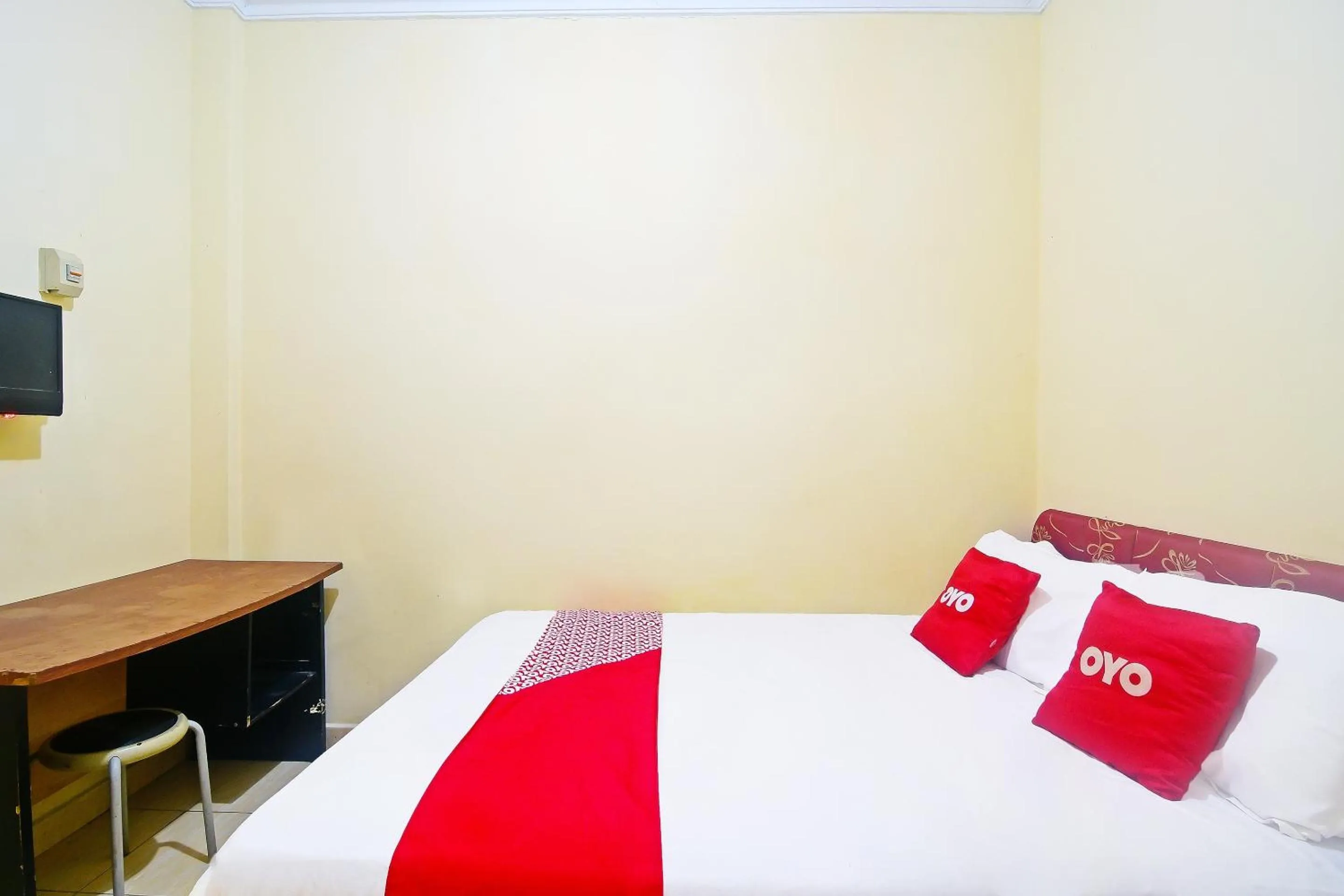 Bedroom in Hotel O A2b Guesthouse