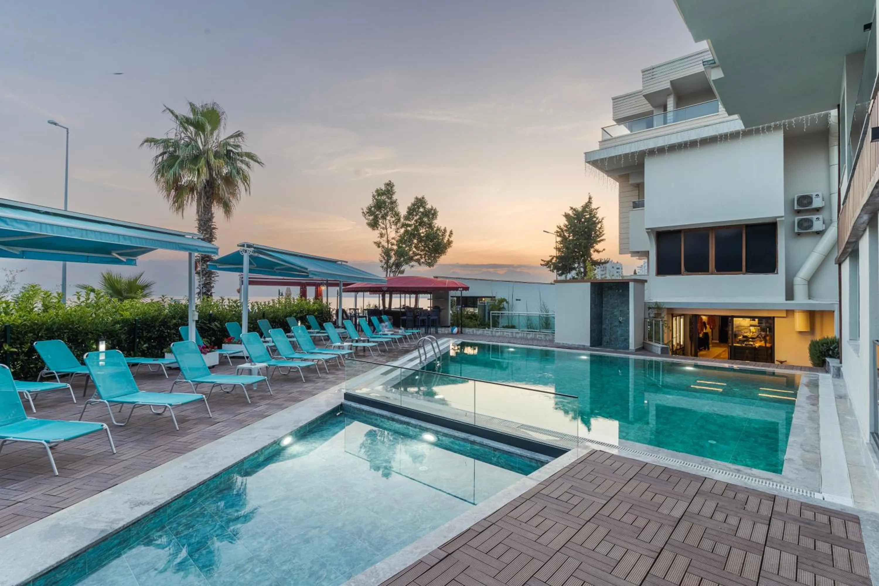 Swimming pool in Tema 242 Hotel