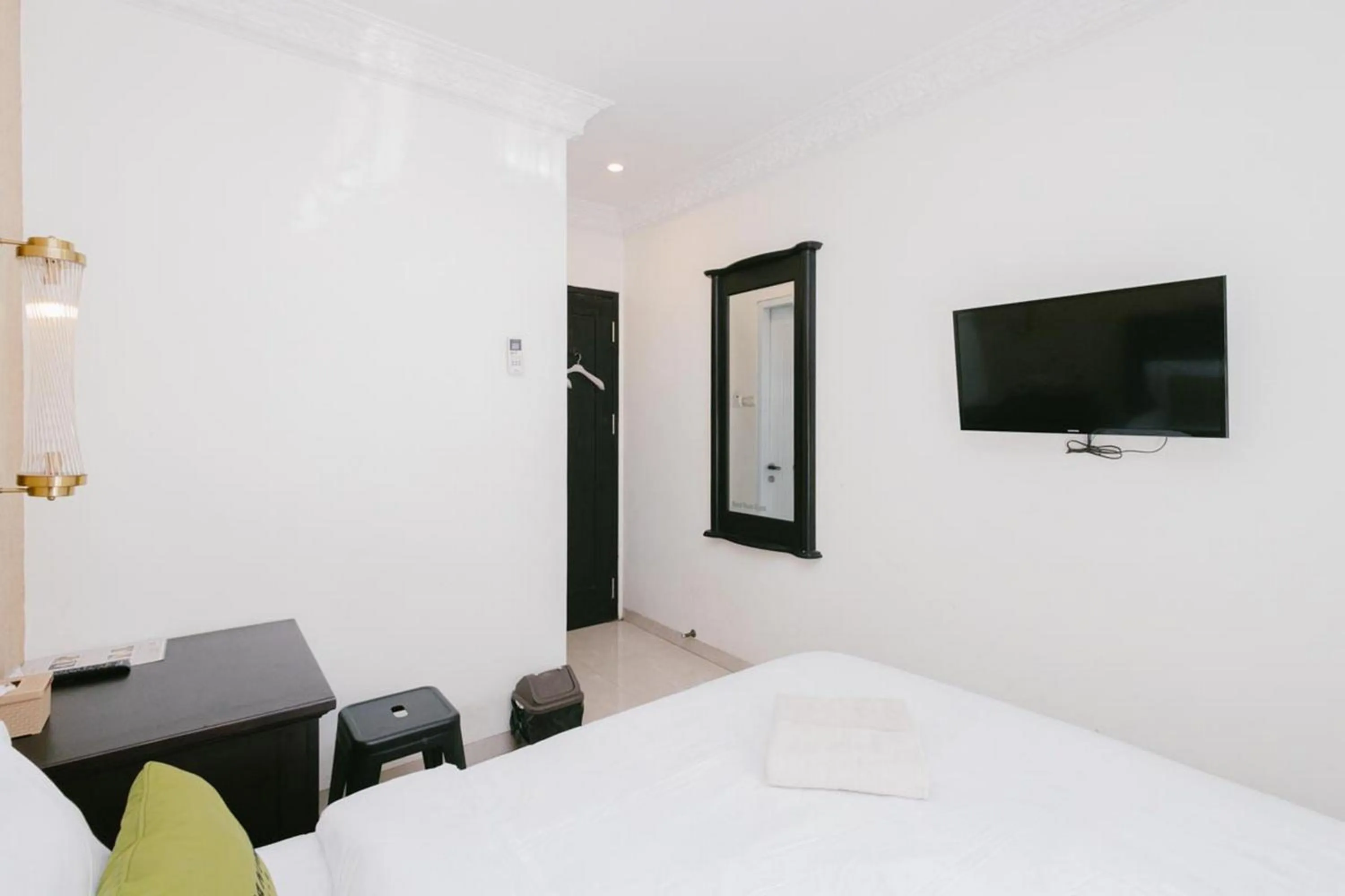 Bedroom, Bed in Urbanview Hotel Sultan Palace Malang by RedDoorz