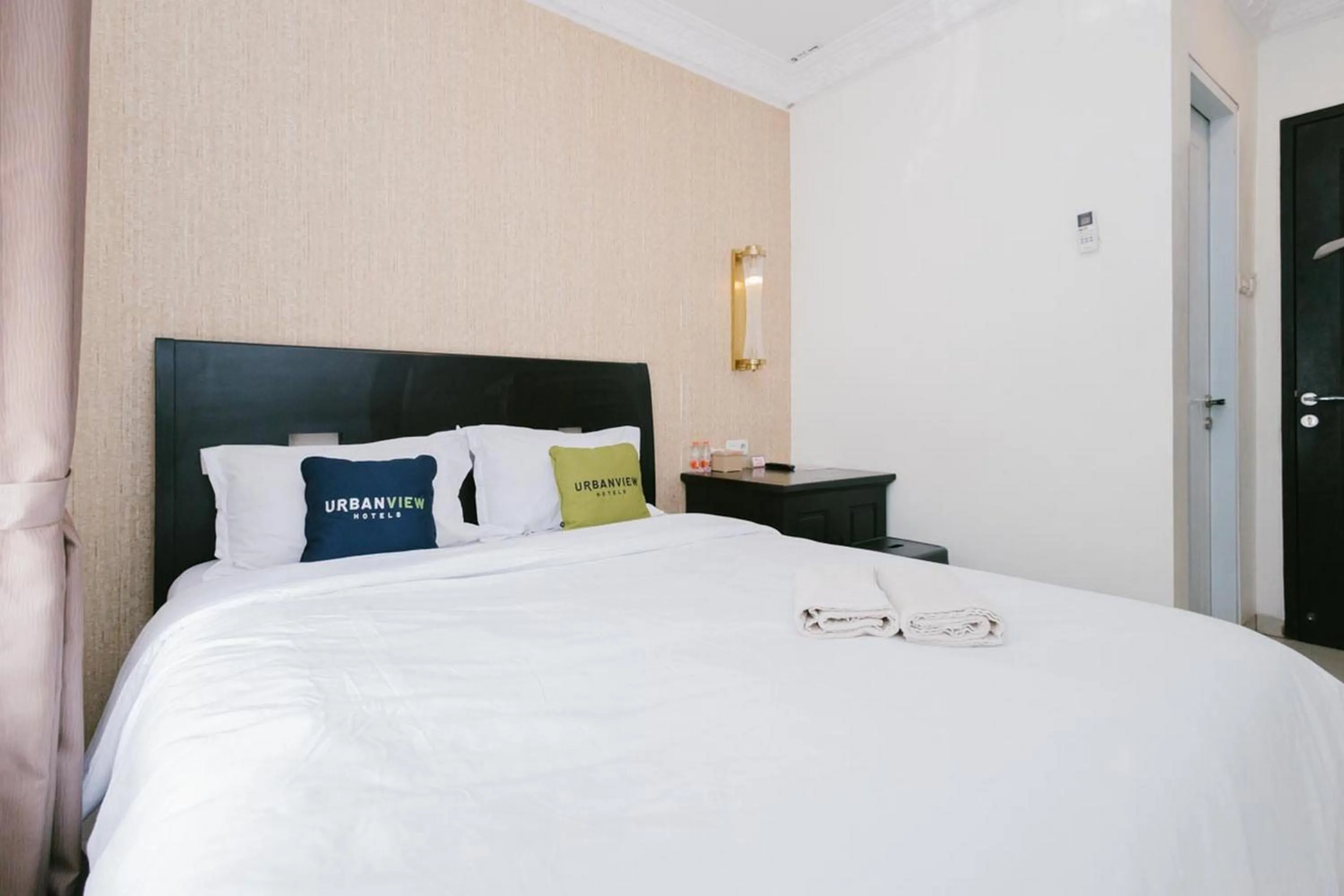 Bed in Urbanview Hotel Sultan Palace Malang by RedDoorz