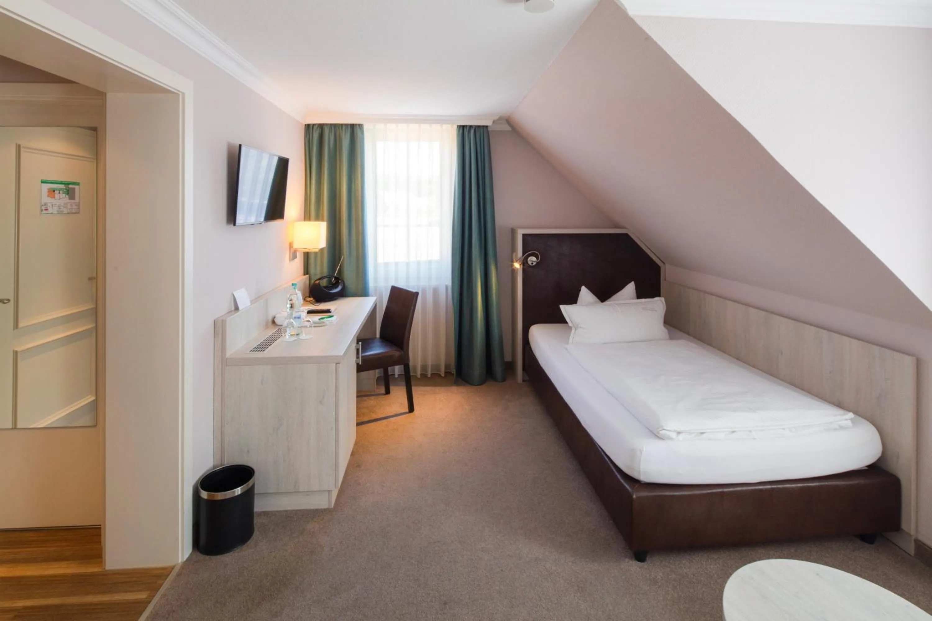 Bed in Hotel Braunschweiger Hof