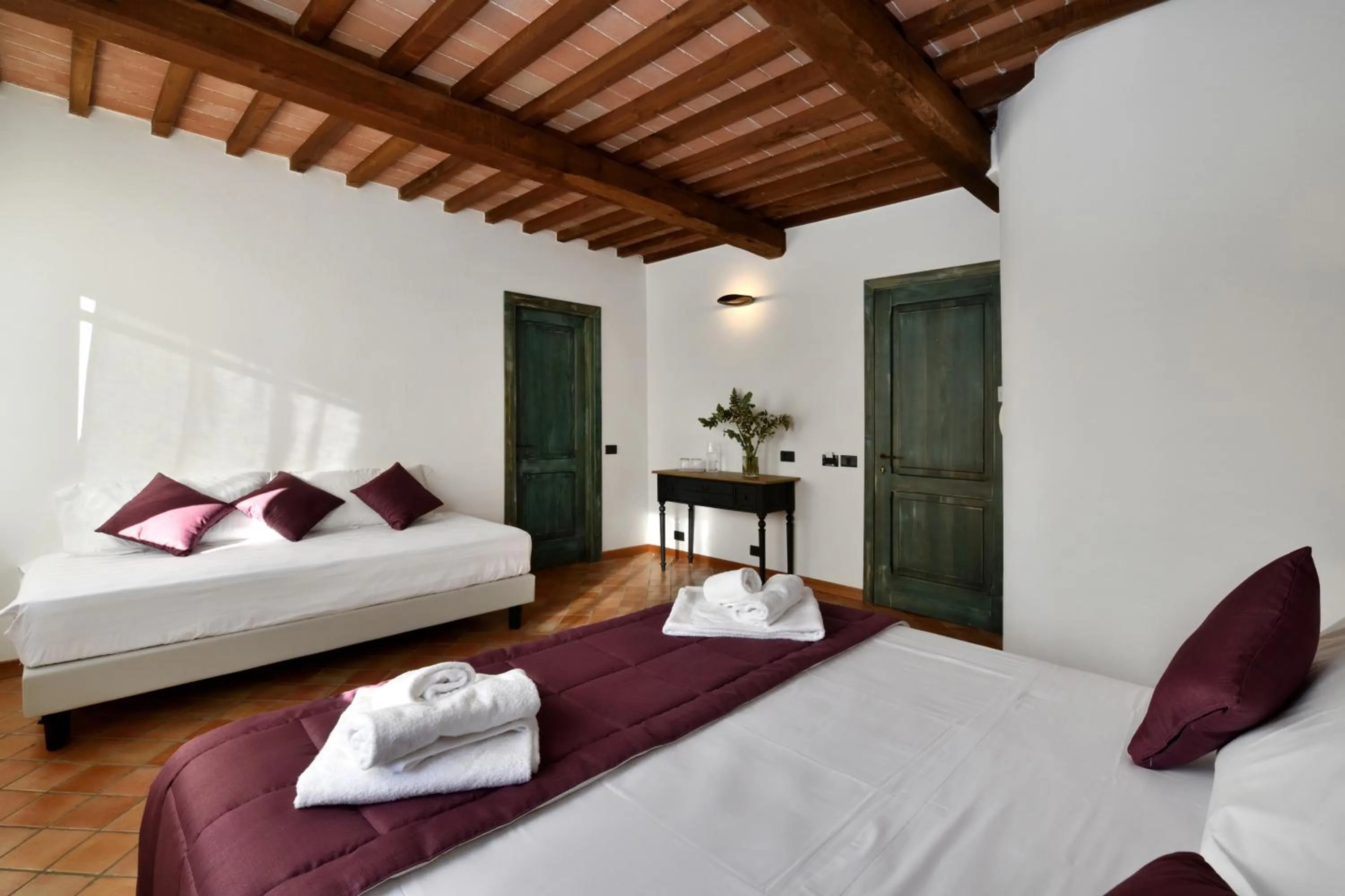 Photo of the whole room, Bed in Porsenna Resort