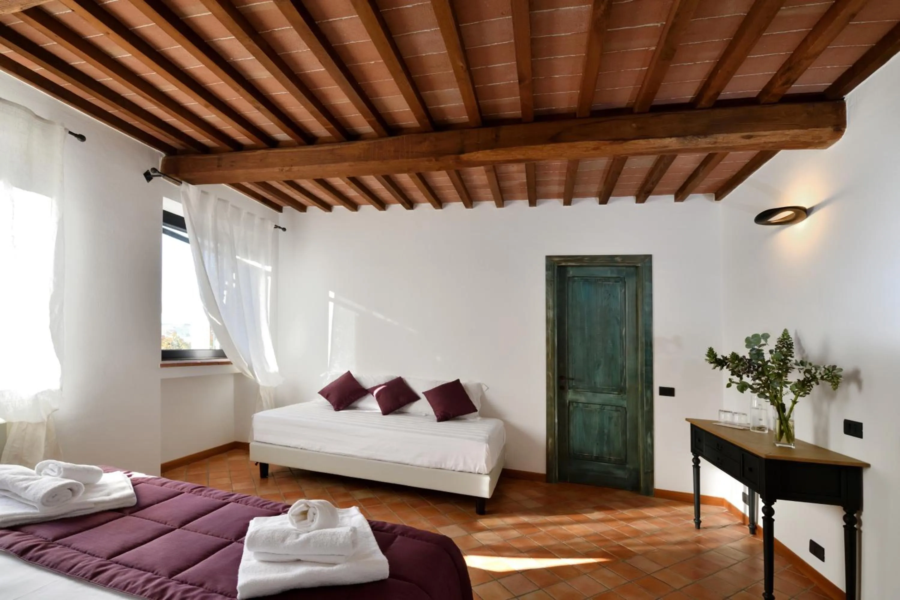 Photo of the whole room, Bed in Porsenna Resort