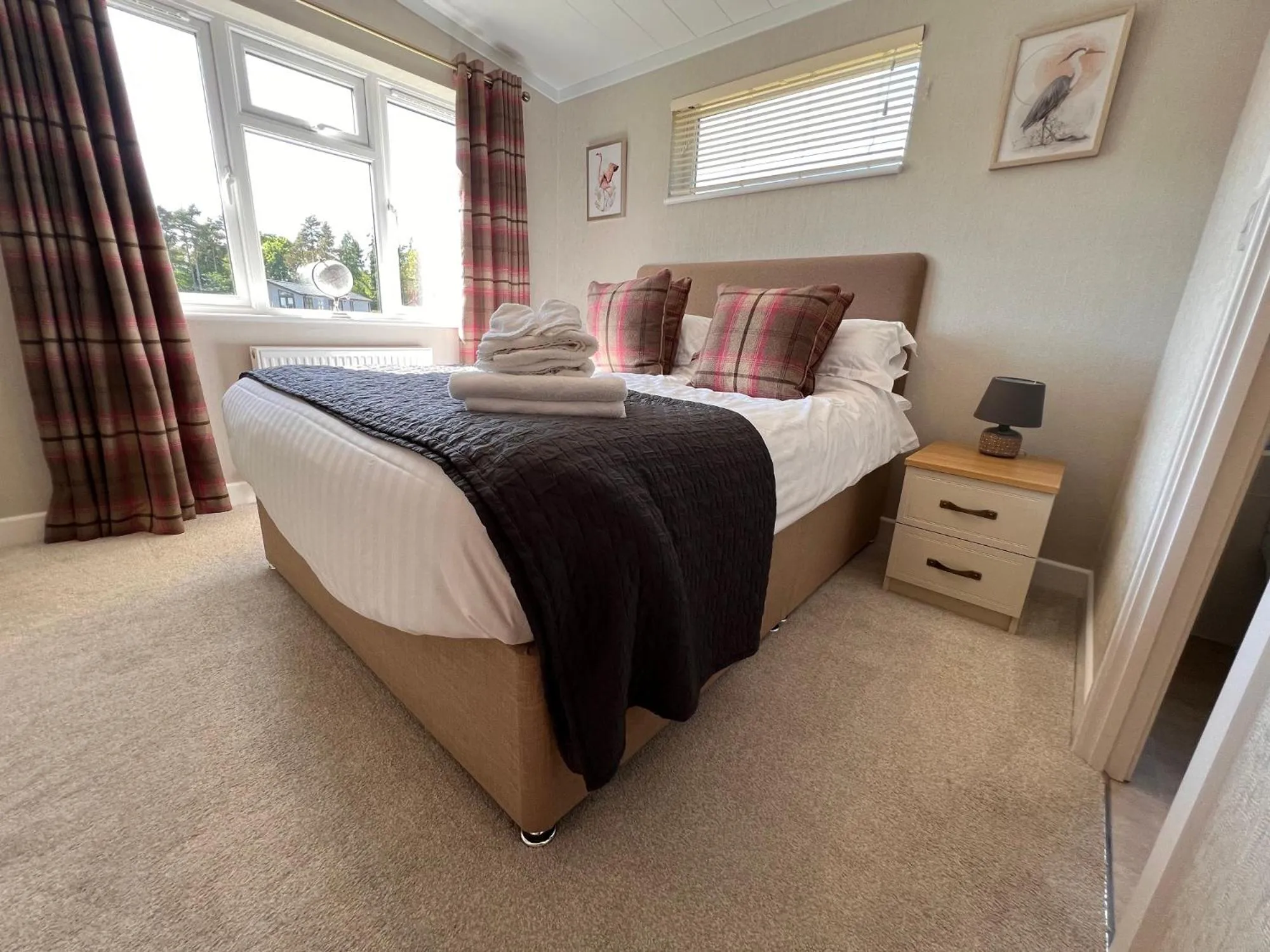 Bedroom, Bed in Hollicarrs - Dragonfly Lodge