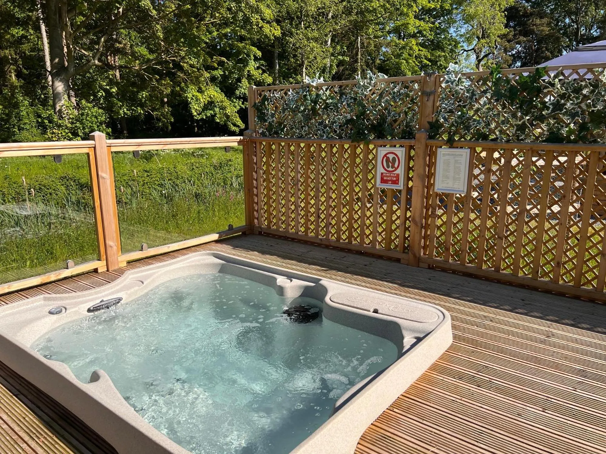 Hot Tub in Hollicarrs - Dragonfly Lodge