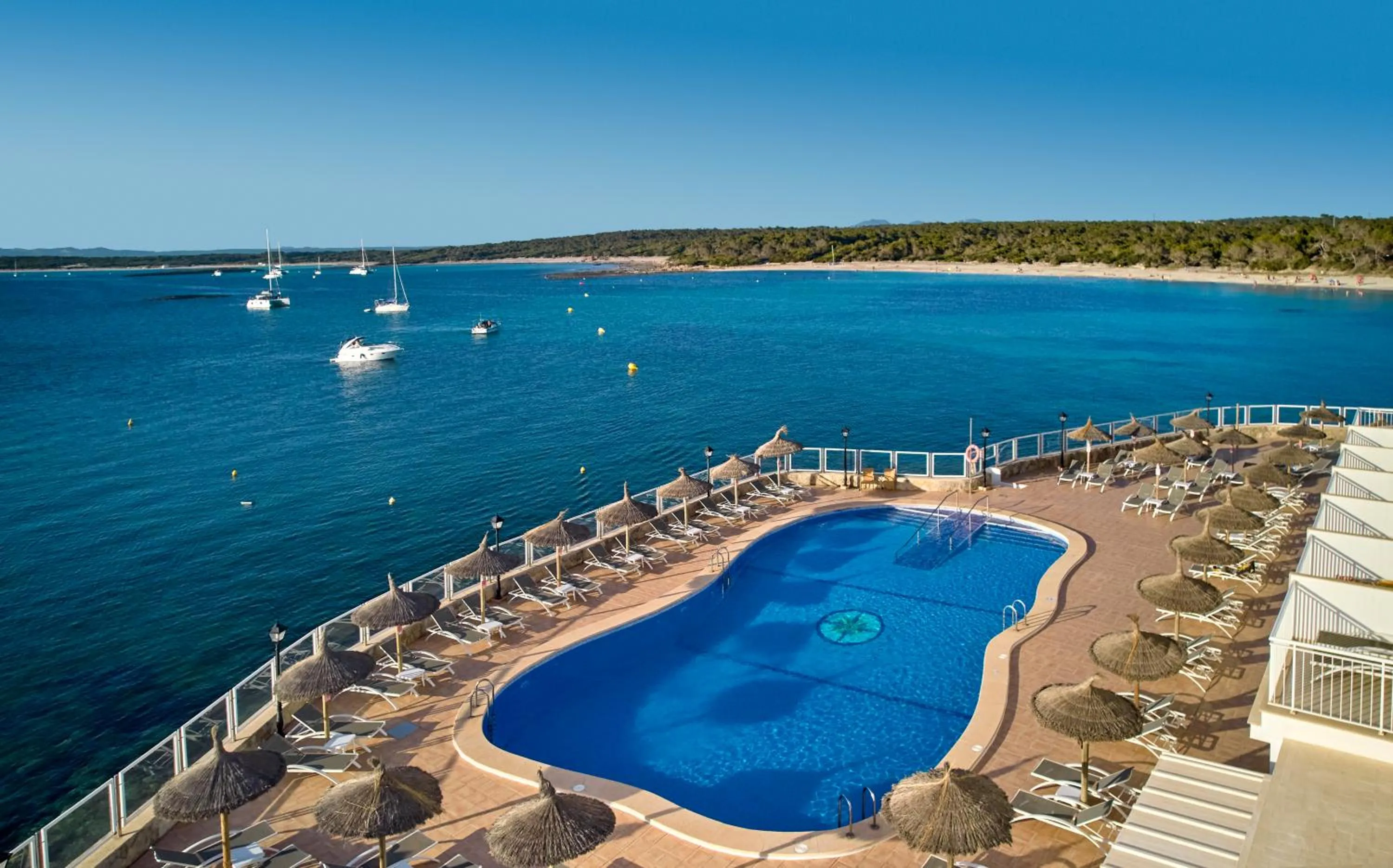 Swimming pool in Universal Hotel Marqués