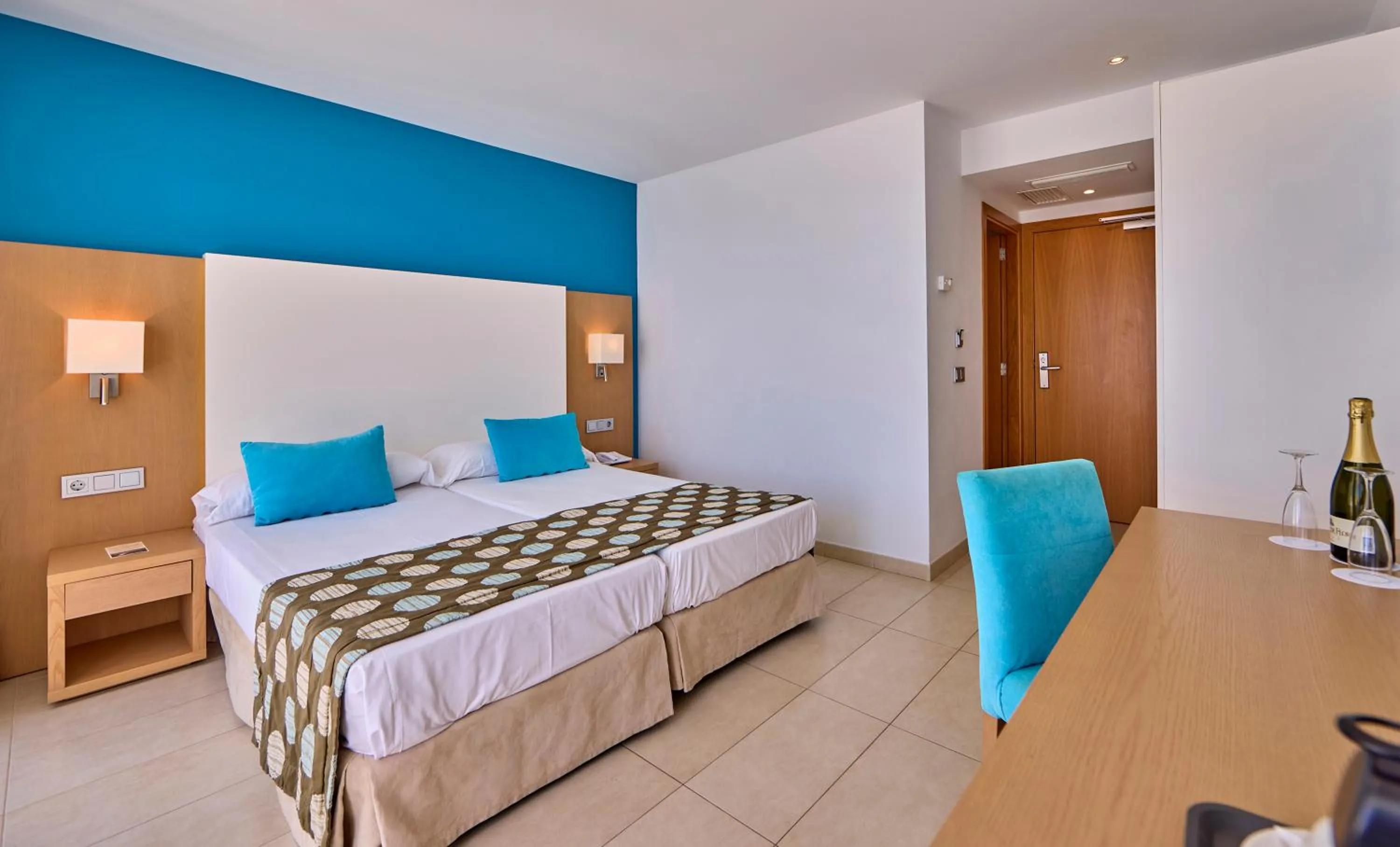 Bedroom, Bed in Universal Hotel Marqués