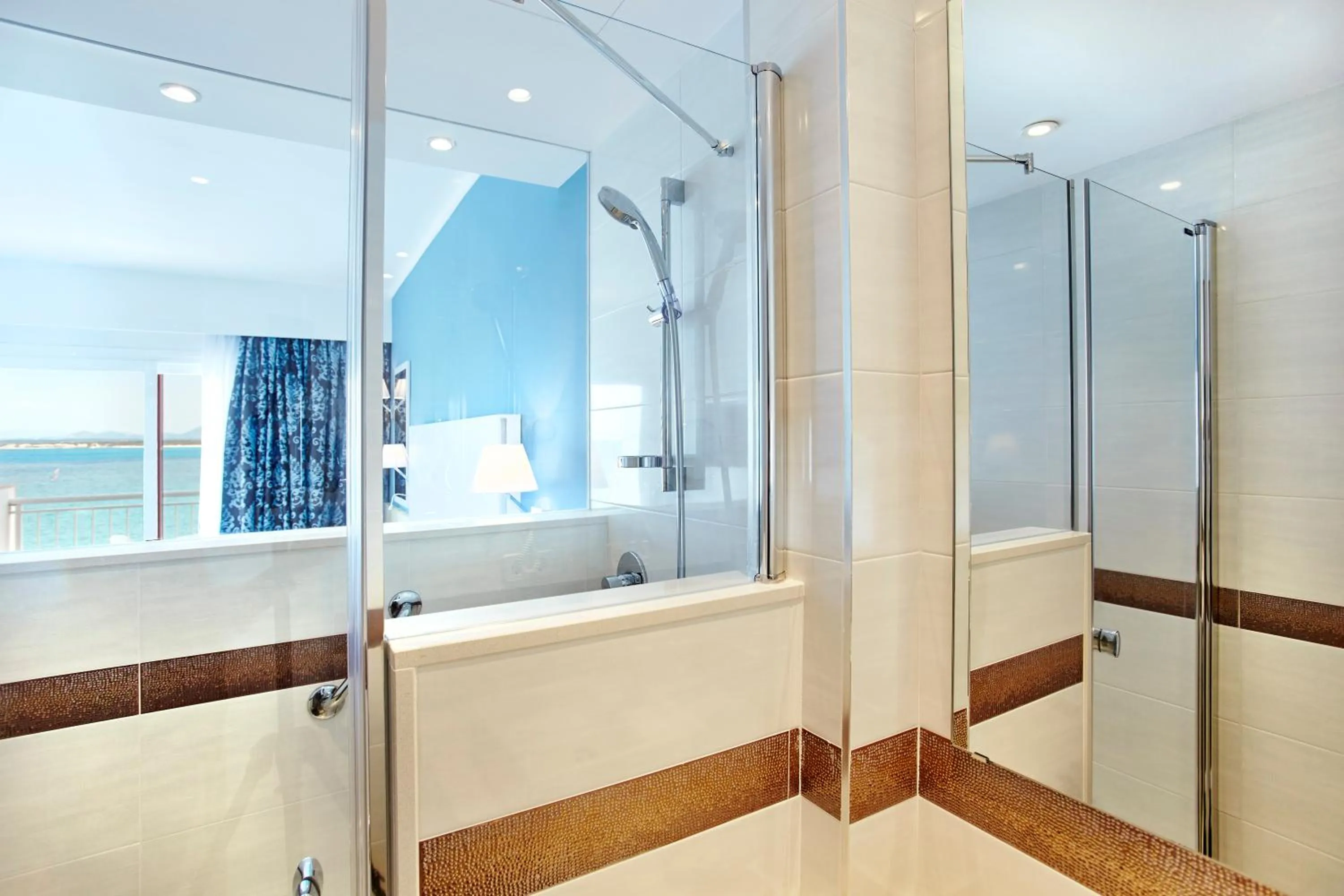 Bathroom in Universal Hotel Marqués