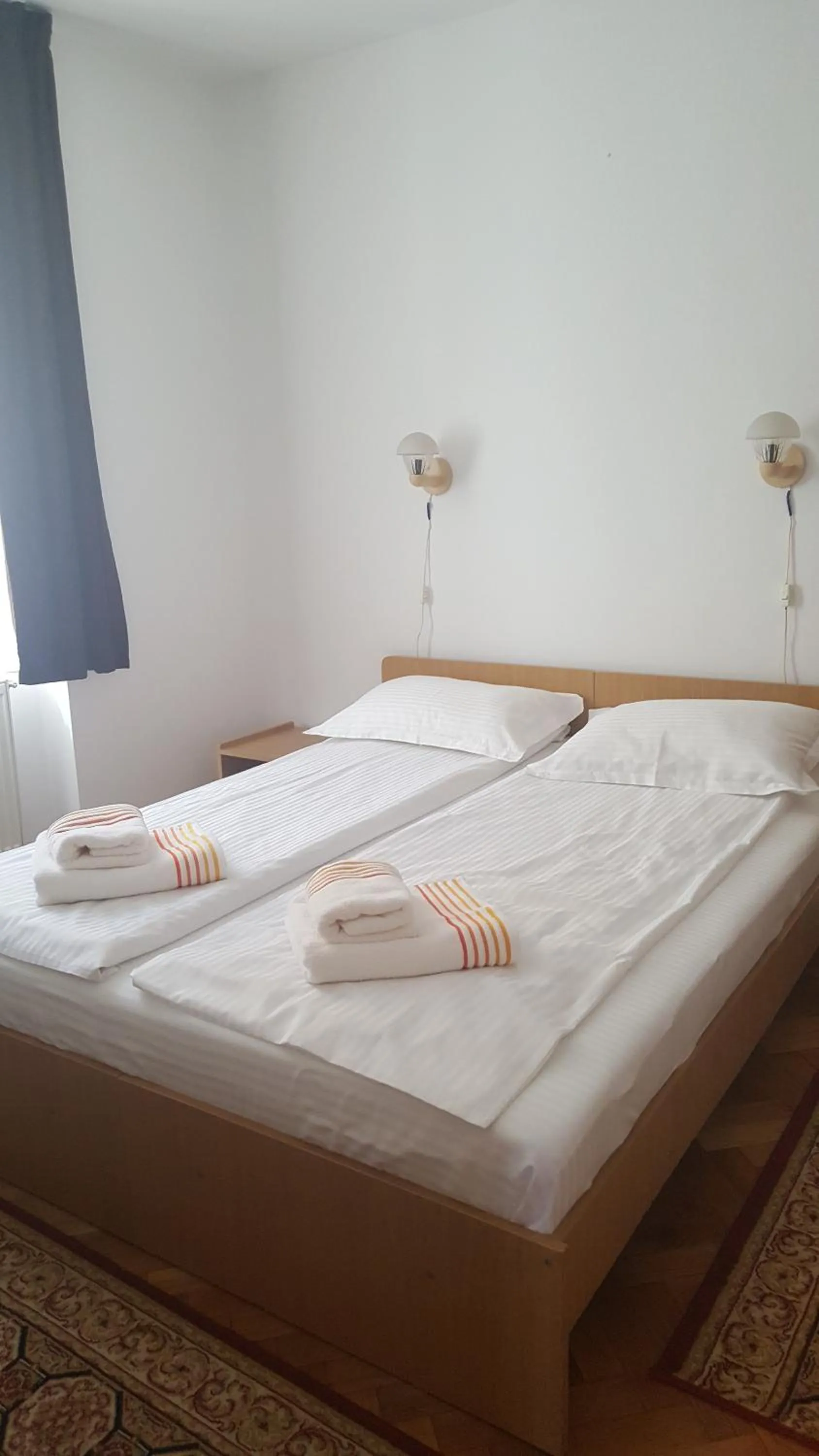 Bed in Pensiunea Podul Minciunilor