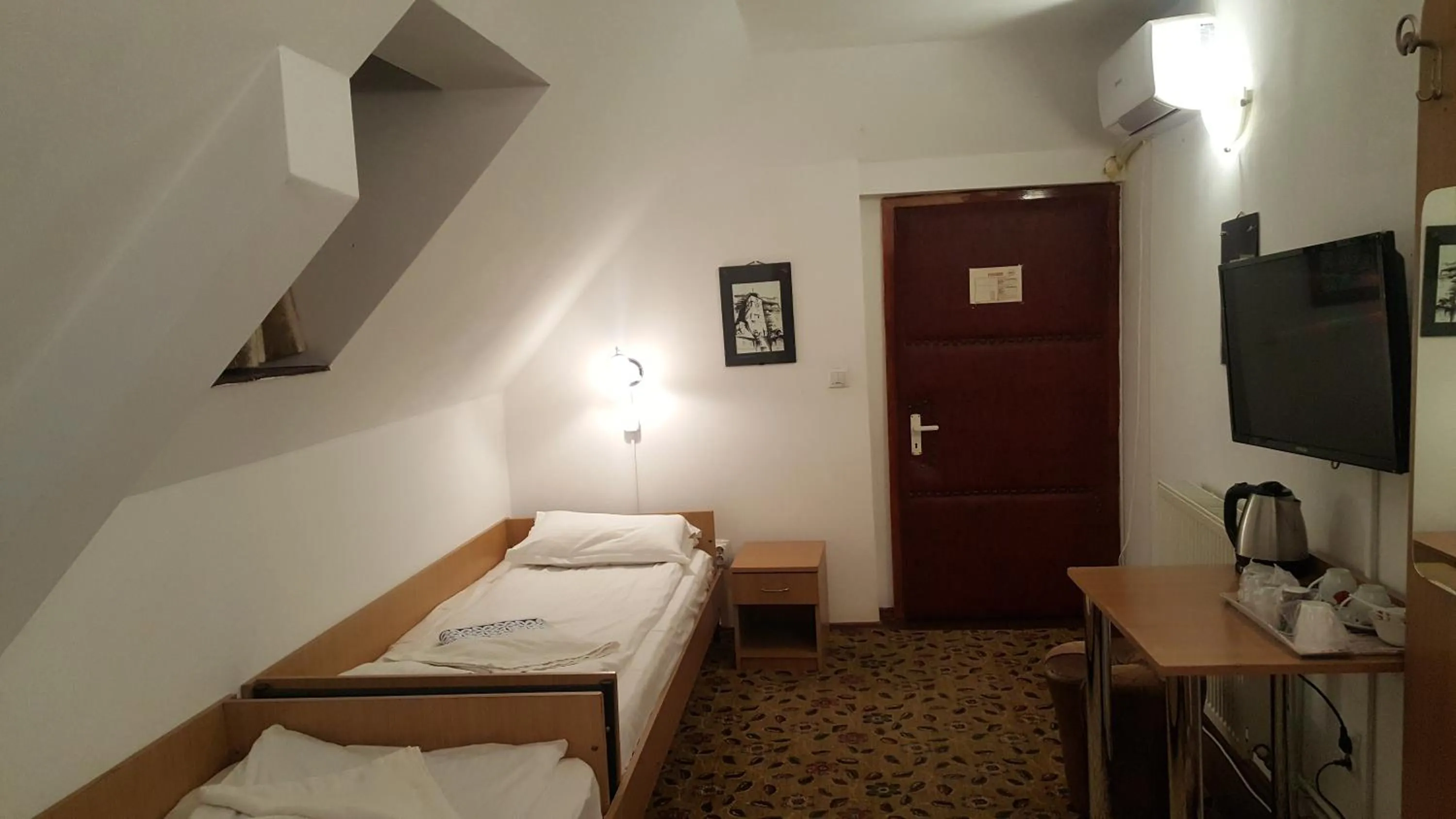 Bed in Pensiunea Podul Minciunilor