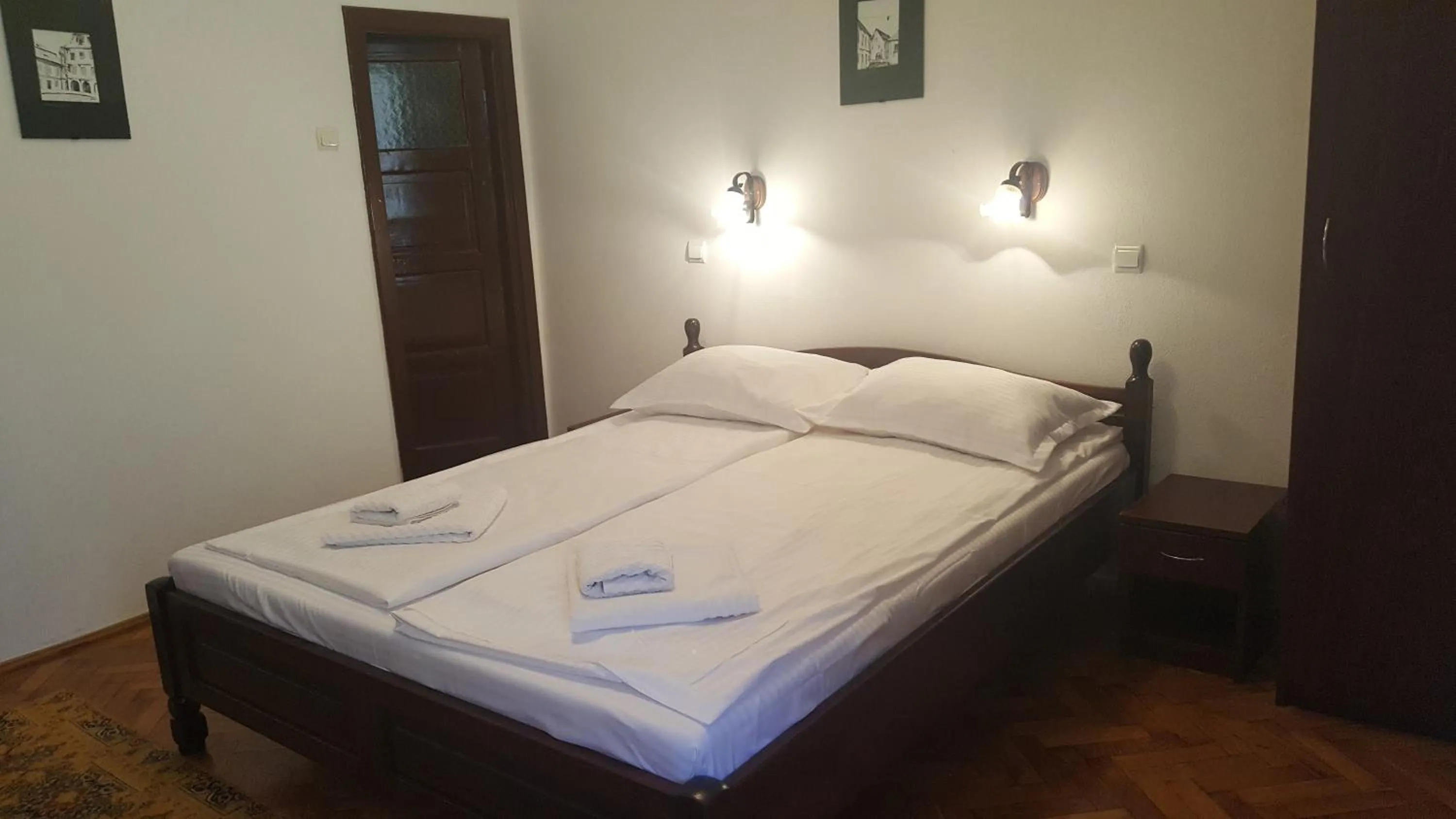 Bed in Pensiunea Podul Minciunilor