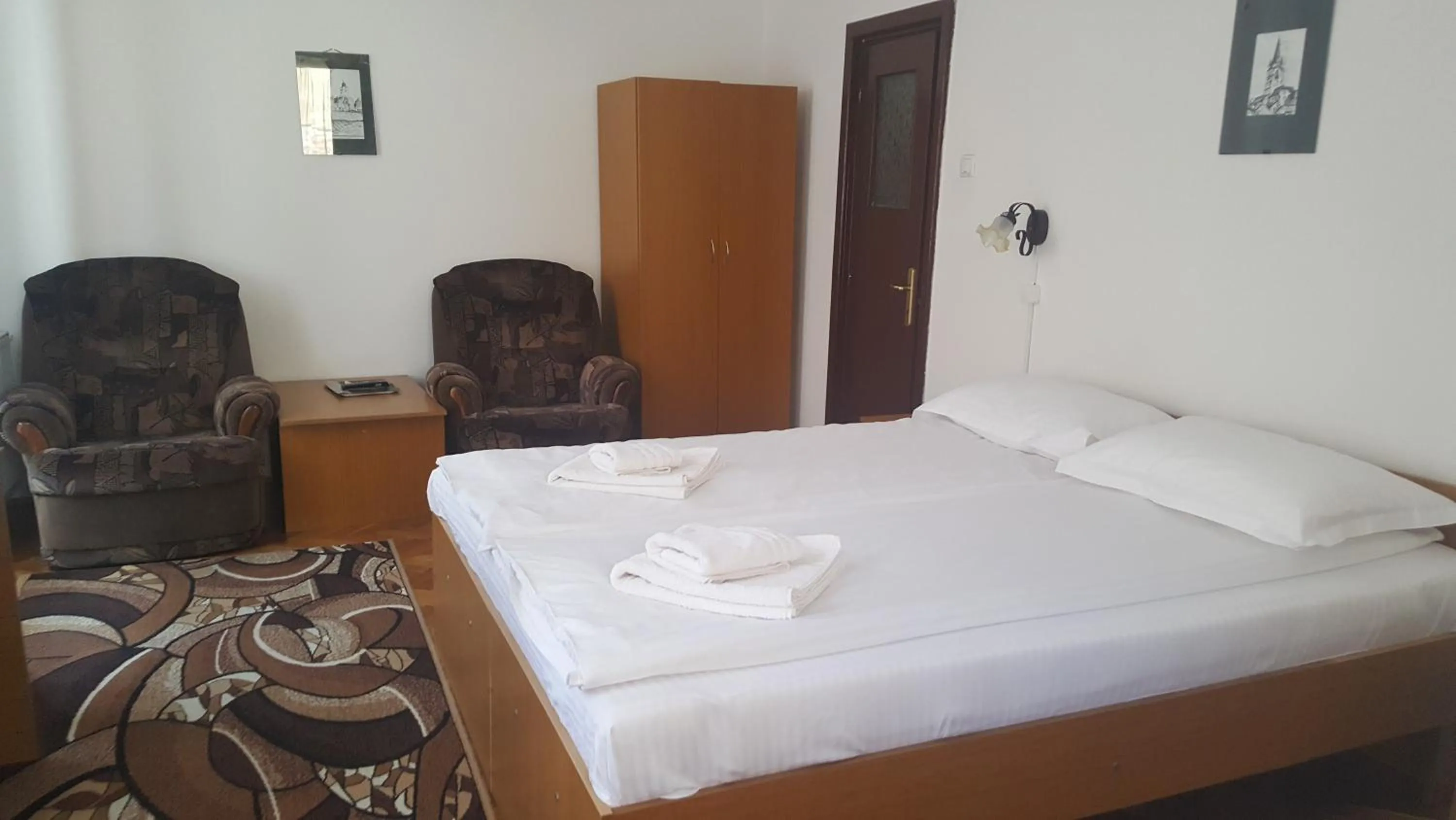 Bed in Pensiunea Podul Minciunilor