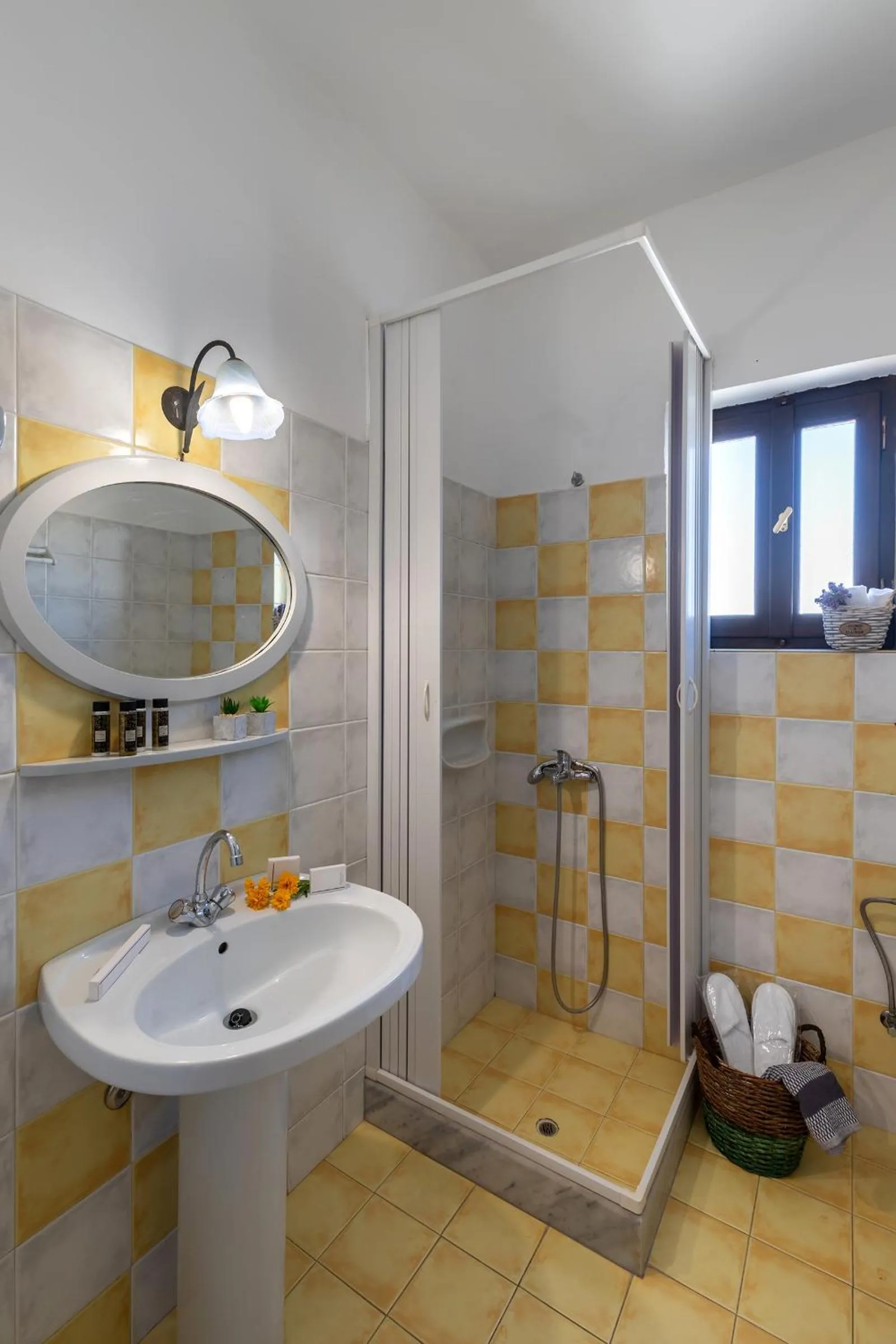 Shower in Cochili Rooms & Apartments